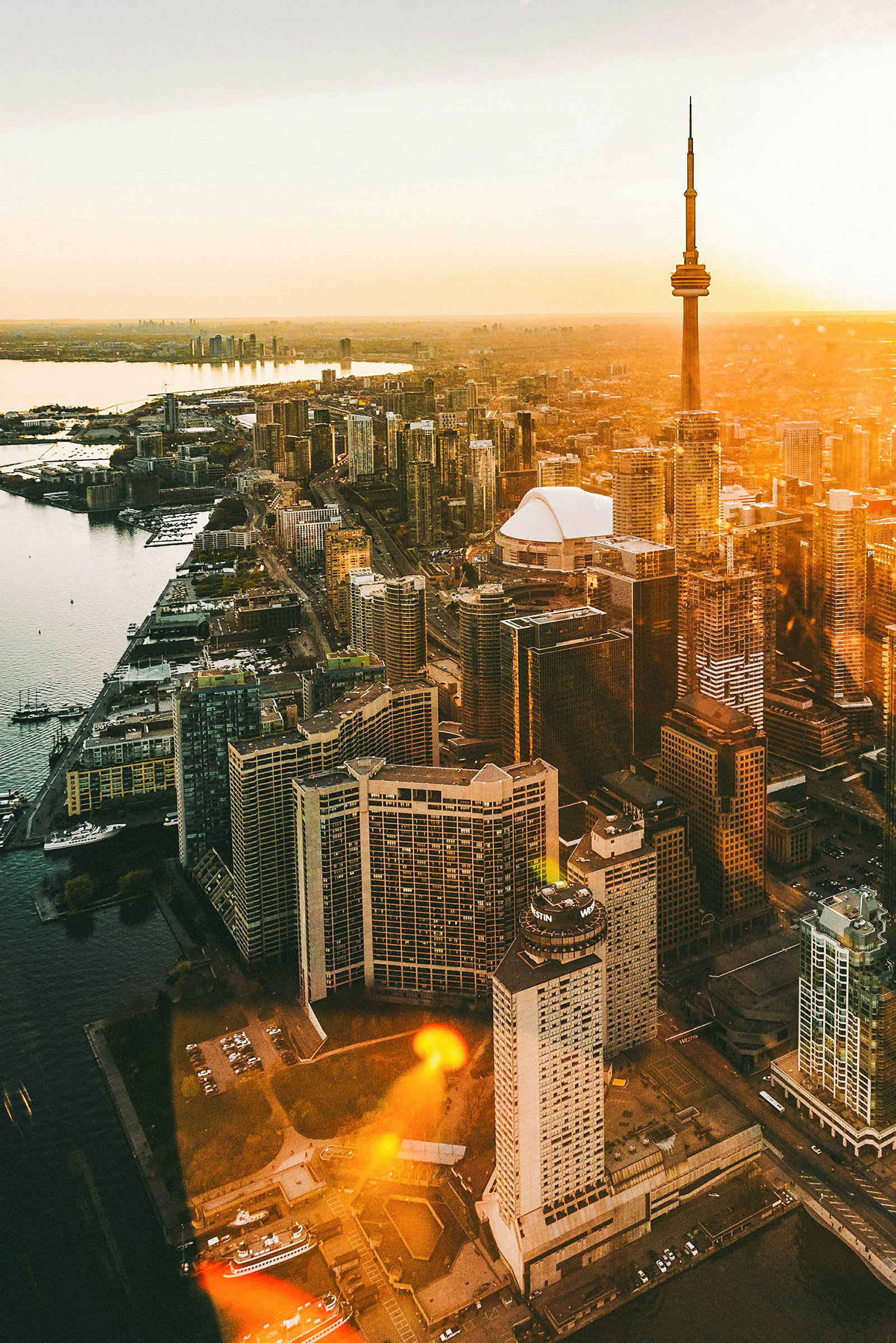 Foto med utsikt över Toronto med CN Tower vid solnedgång. (AI-genererad text)