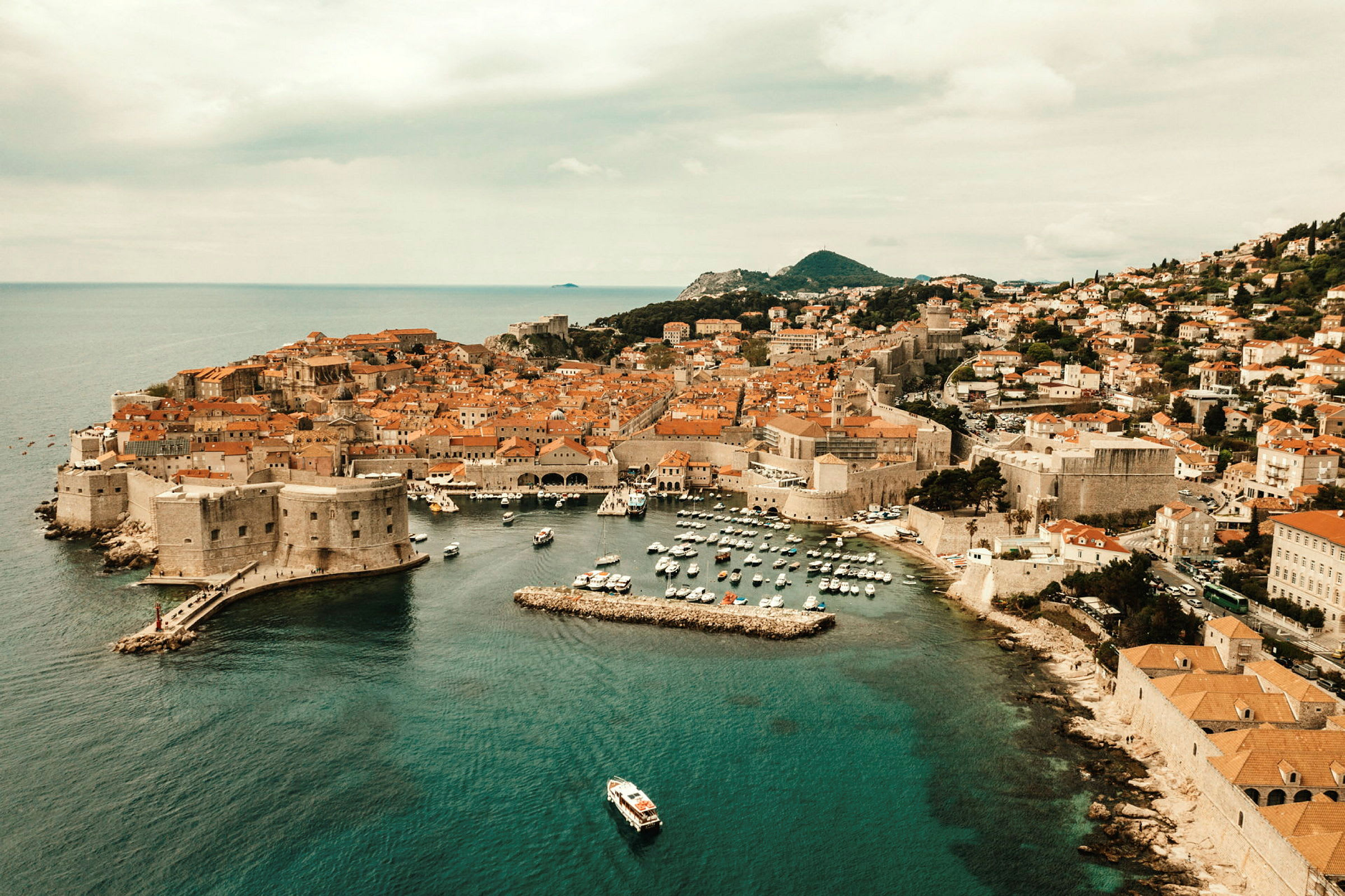 Utsikt över Dubrovnik med gamla stadens murar och hamnen. (AI-genererad text)