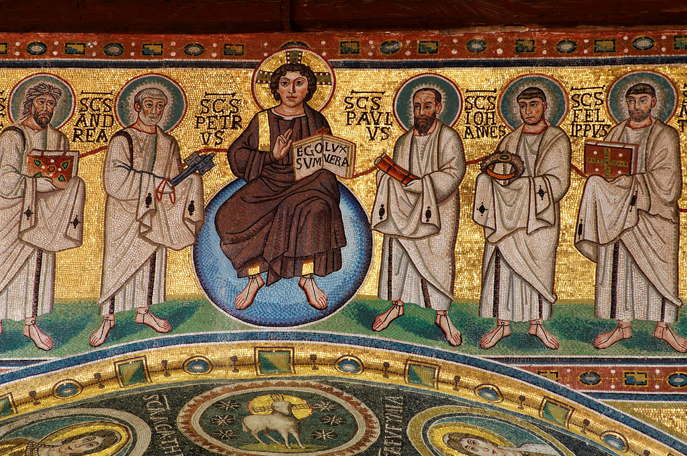 Mosaik som föreställer religiösa figurer med skriftrullar och böcker, omgivna av gyllene bakgrund. (AI-genererad text)