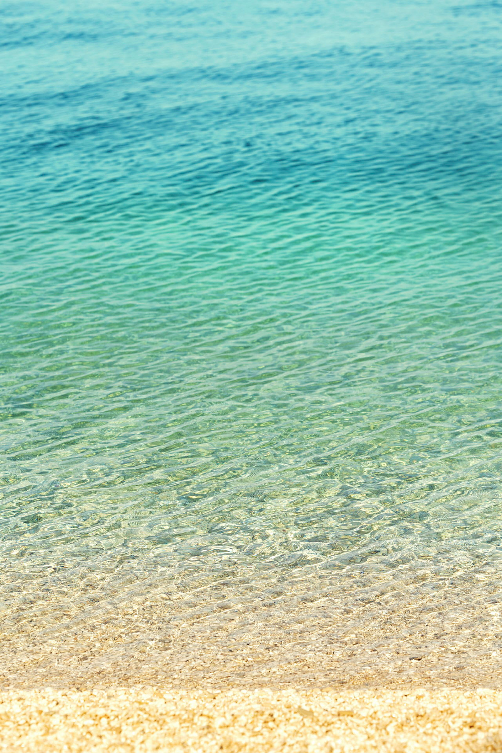 En strand med klart, blågrönt vatten. (AI-genererad text)