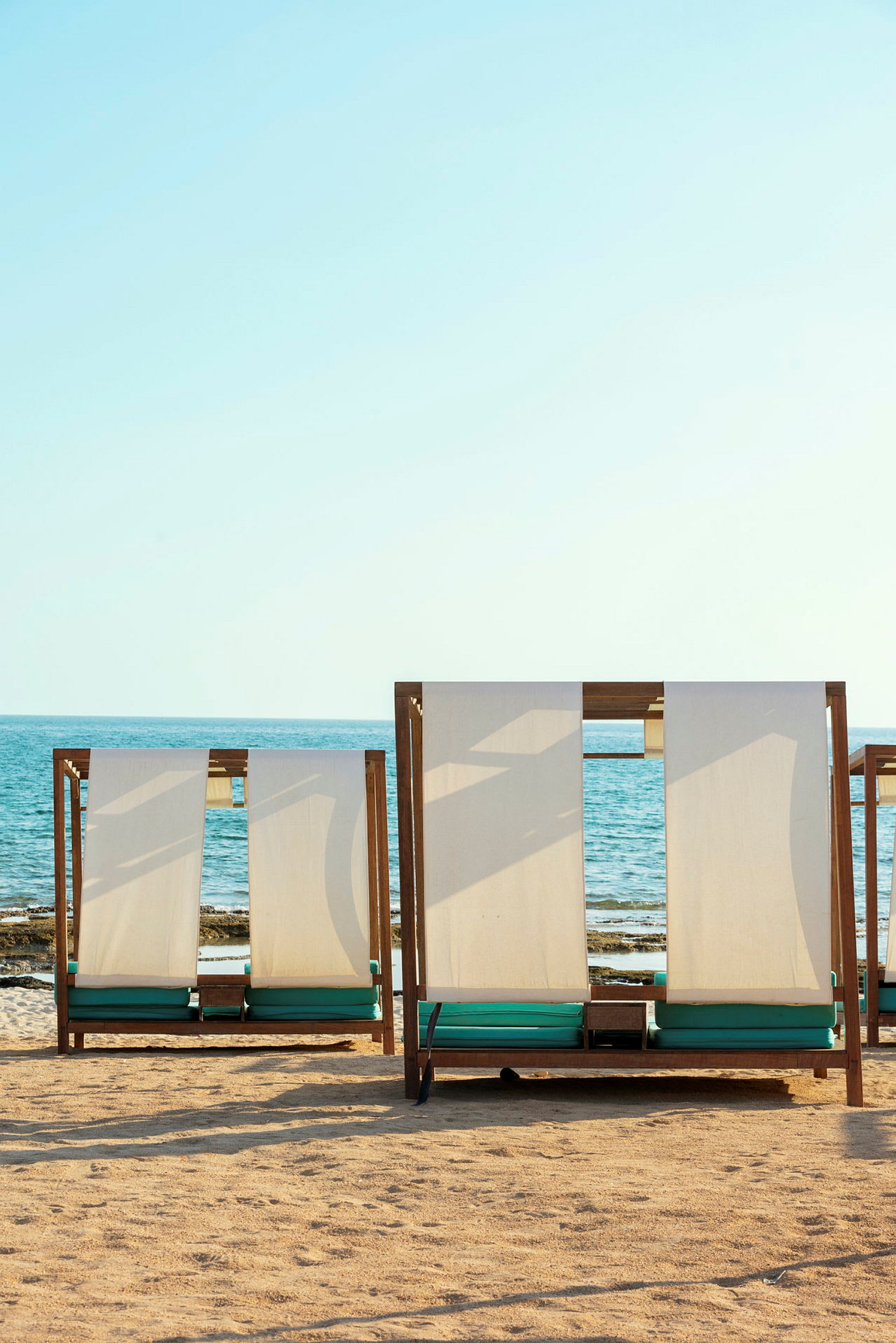 Solbäddar på stranden framför havet. (AI-genererad text)