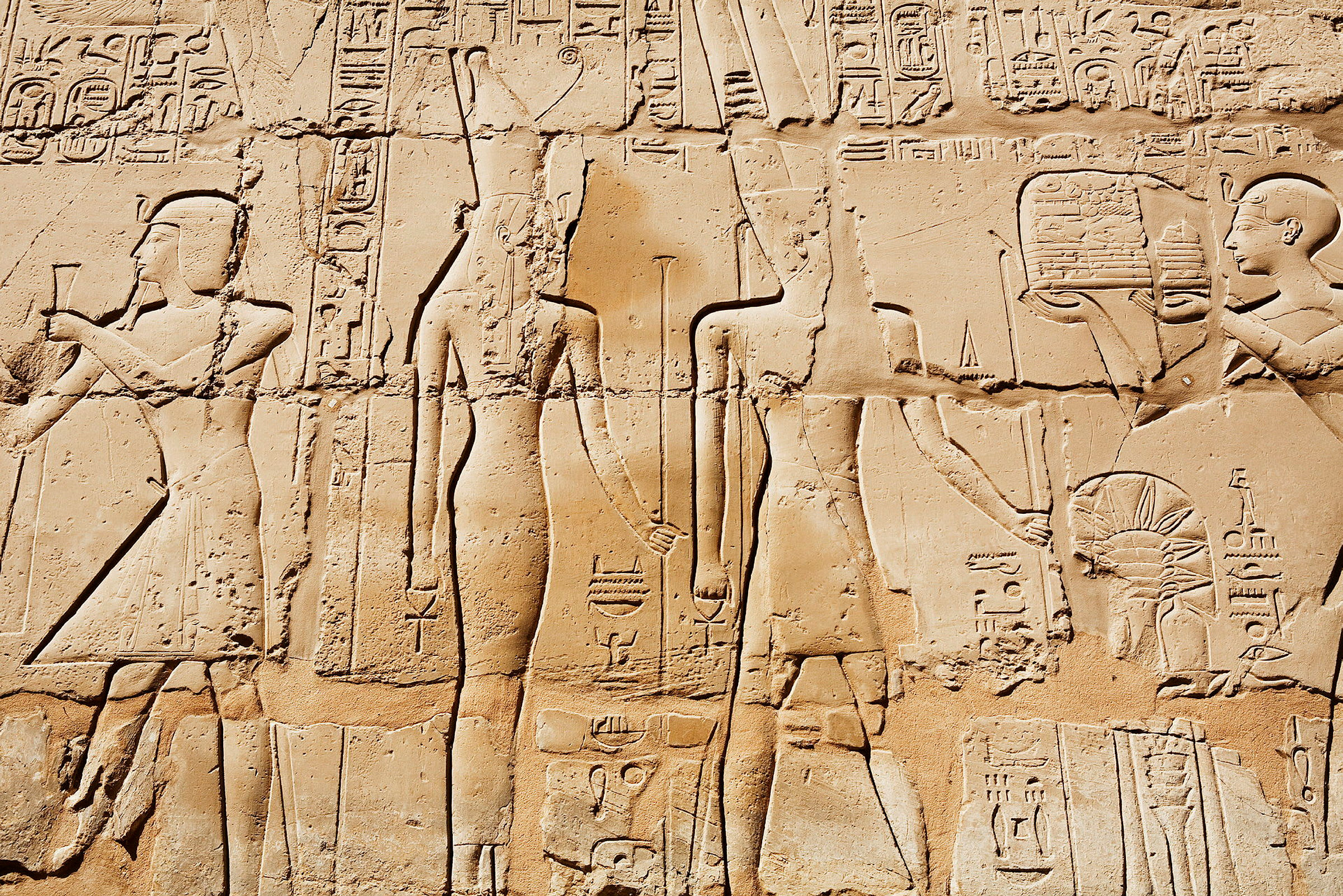 Vägg med detaljerade antika egyptiska hieroglyfer och reliefer. (AI-genererad text)