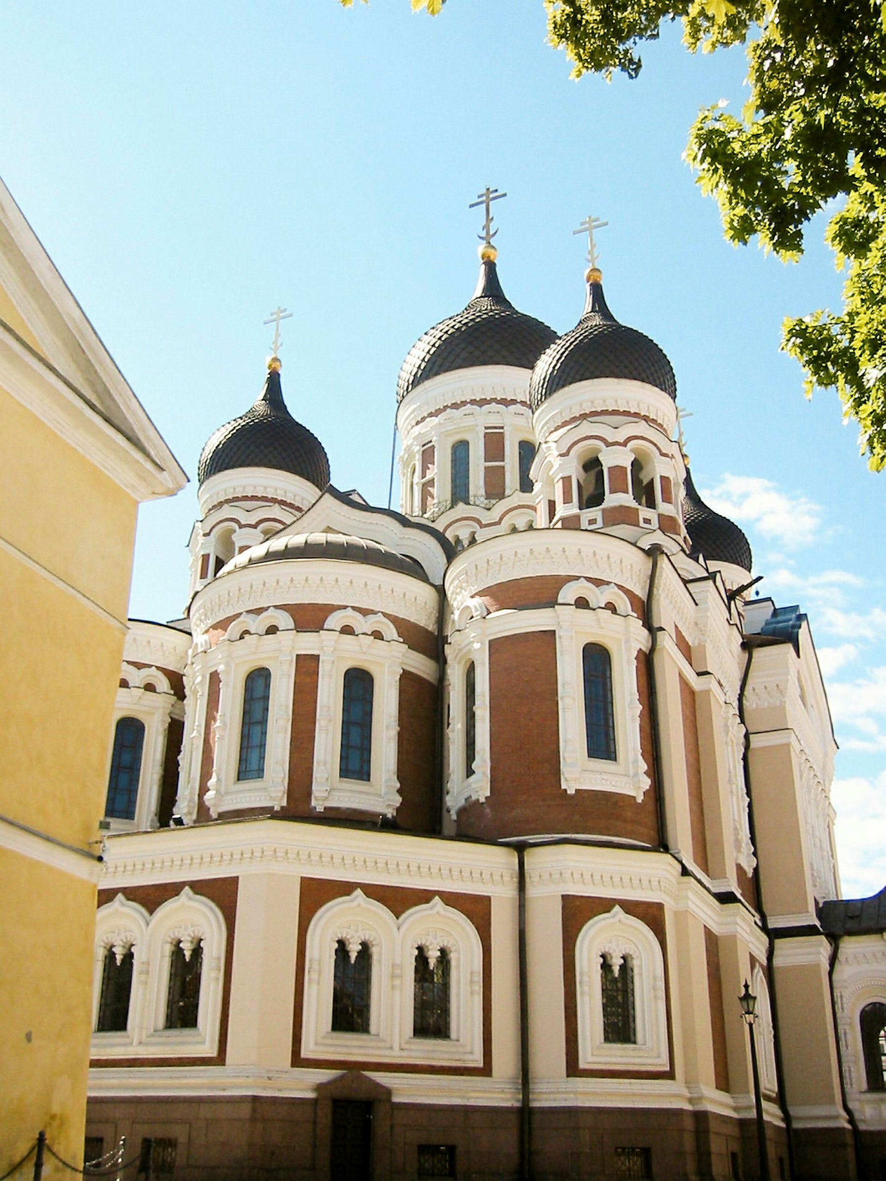 Bild av en ortodox kyrka med kupolformade tak och detaljrika fasader. (AI-genererad text)