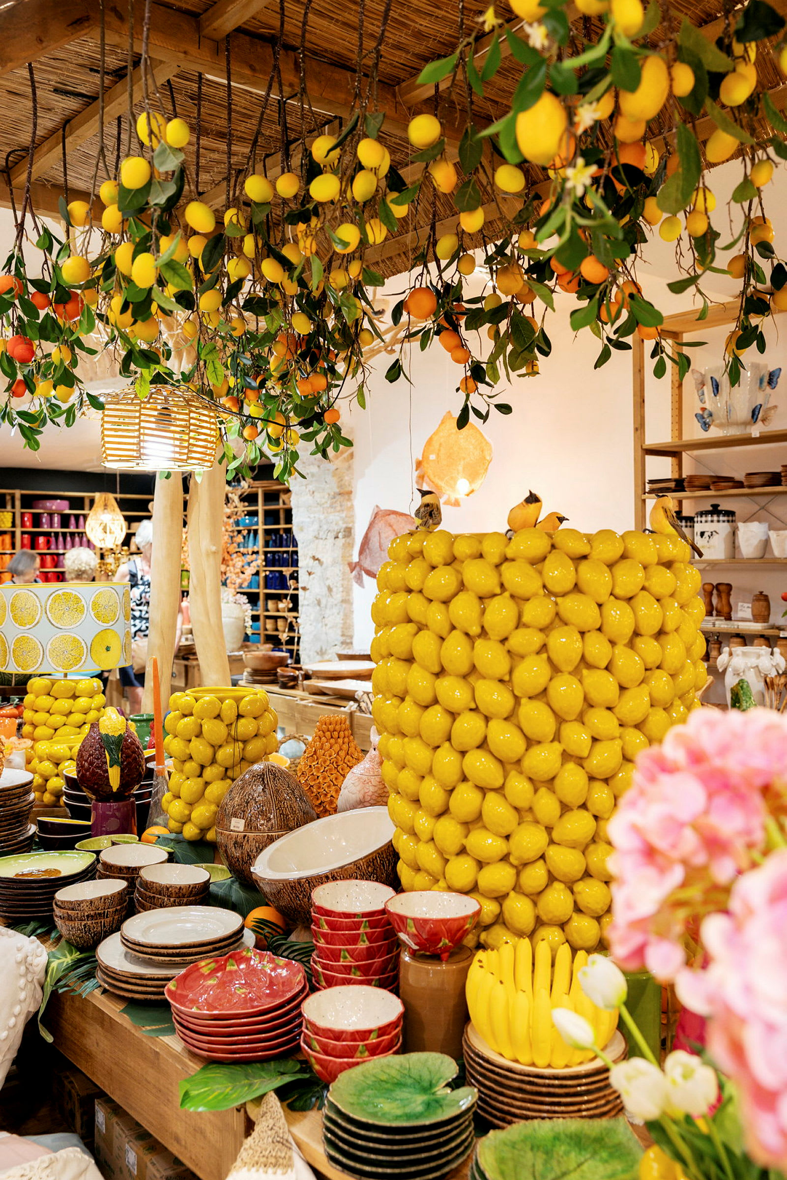 Keramik och prydnadssaker i en butik med citron-tema dekorationer. (AI-genererad text)