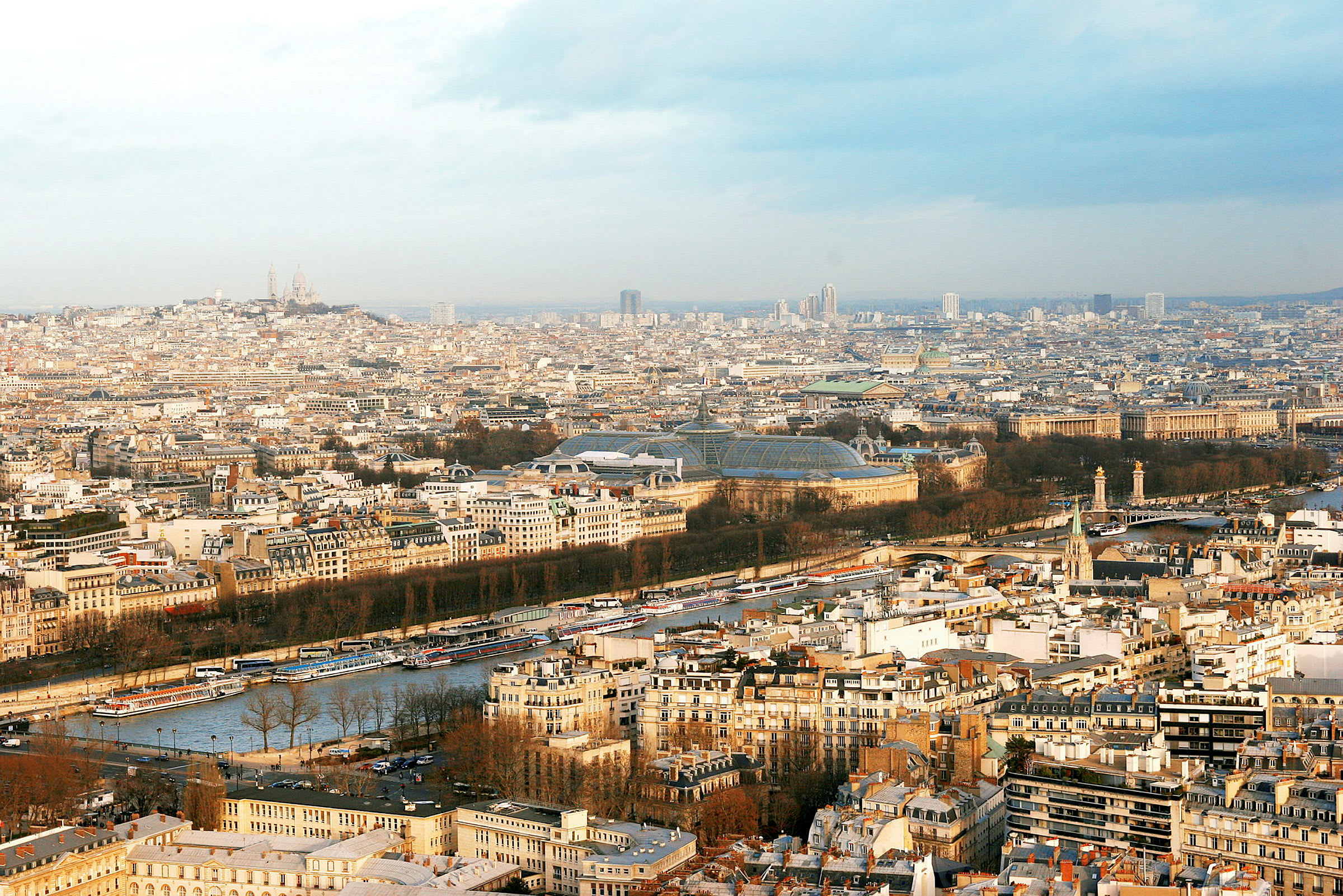 Stadsbild som visar en vy över Paris med floden Seine och byggnader i förgrunden. (AI-genererad text)