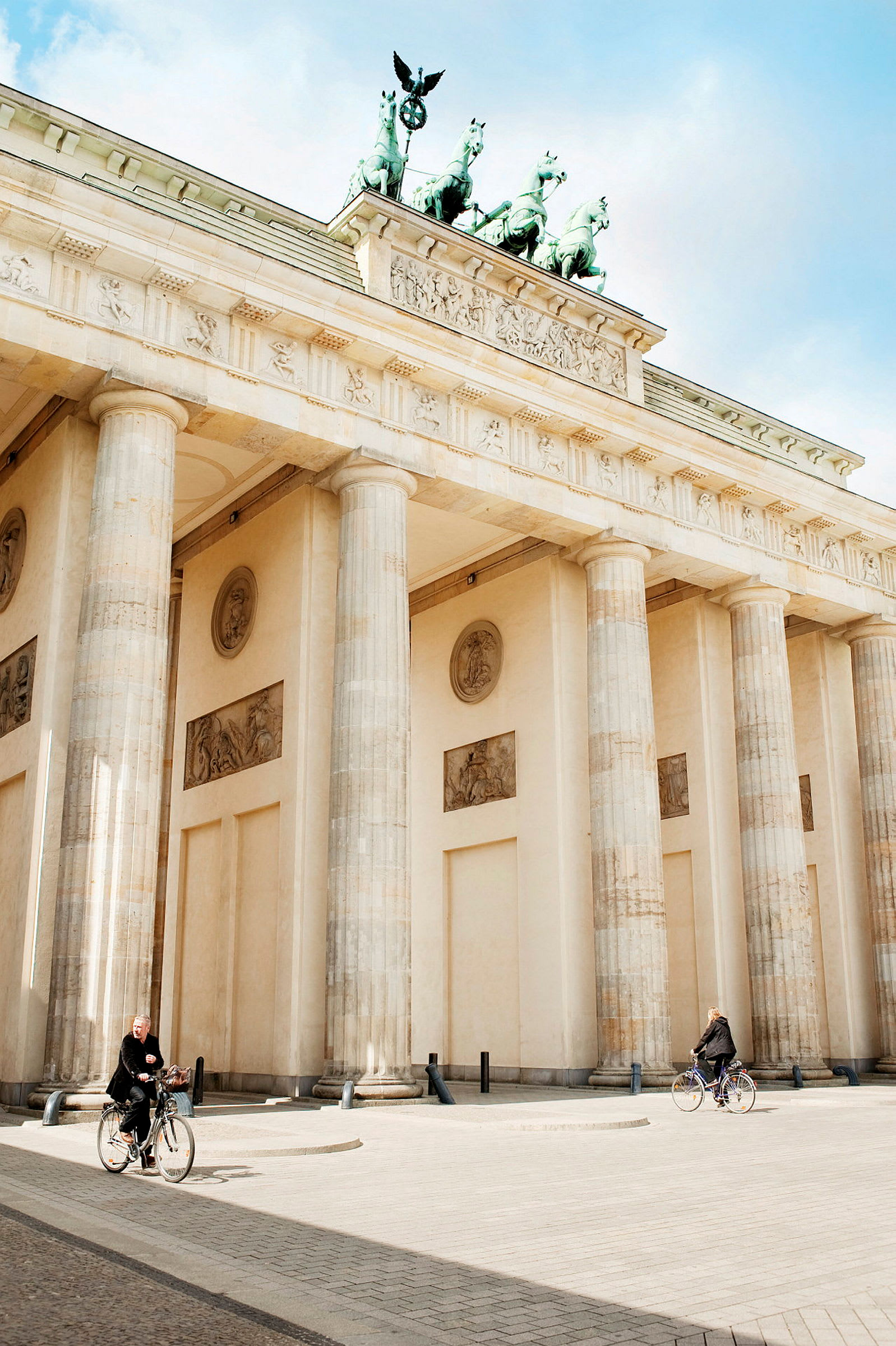 Brandenburger Tor med två cyklister framför. (AI-genererad text)
