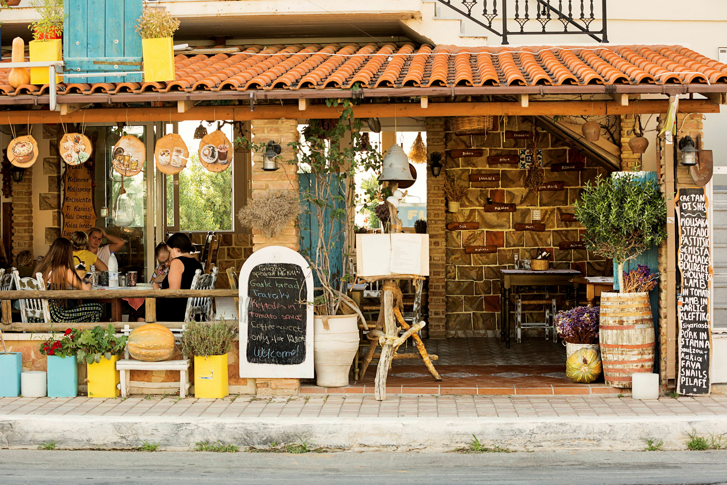 Exteriör av en rustik restaurang med tegel och trädetaljer. (AI-genererad text)