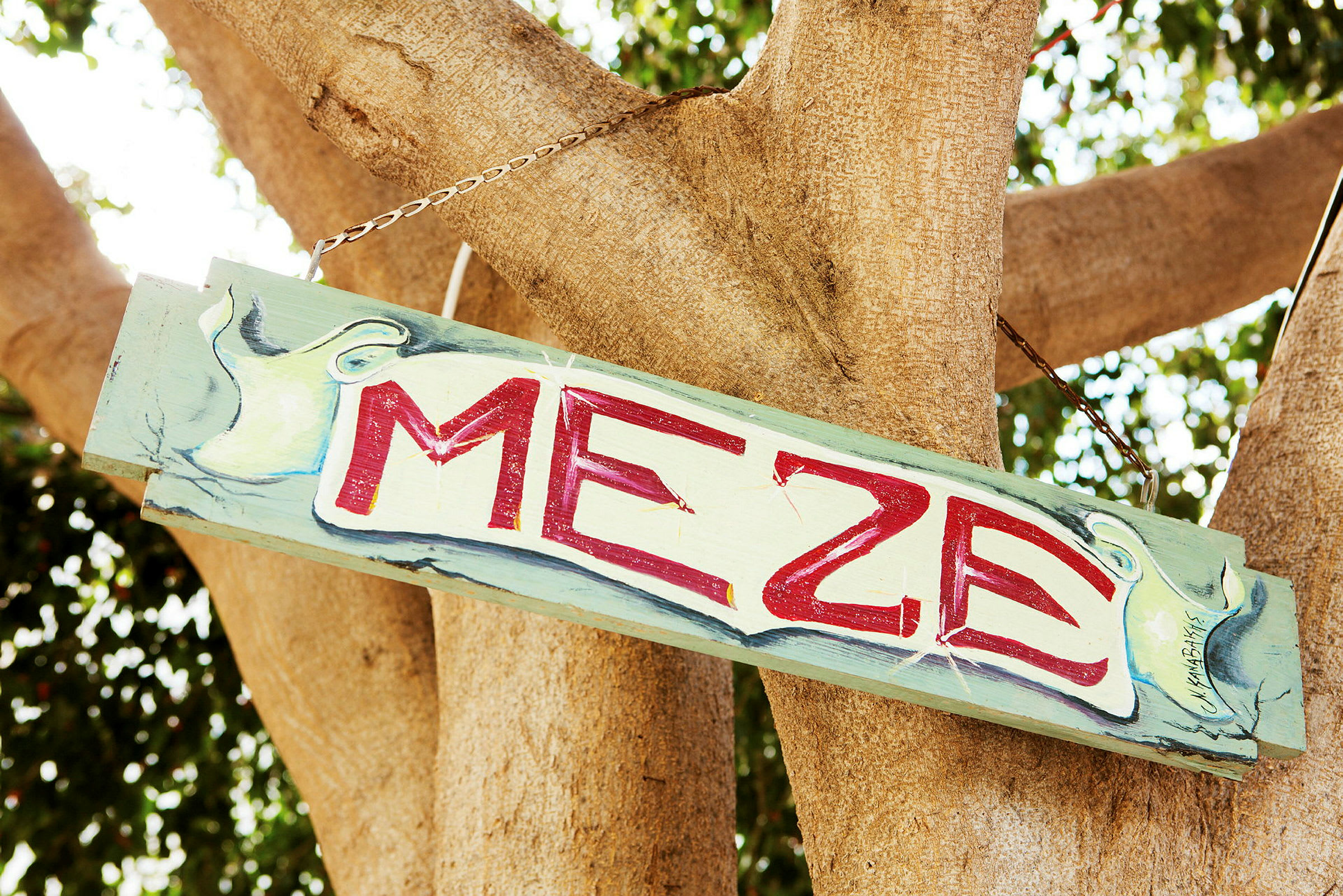 Träskylt med texten 'MEZE' hänger från ett träd. (AI-genererad text)