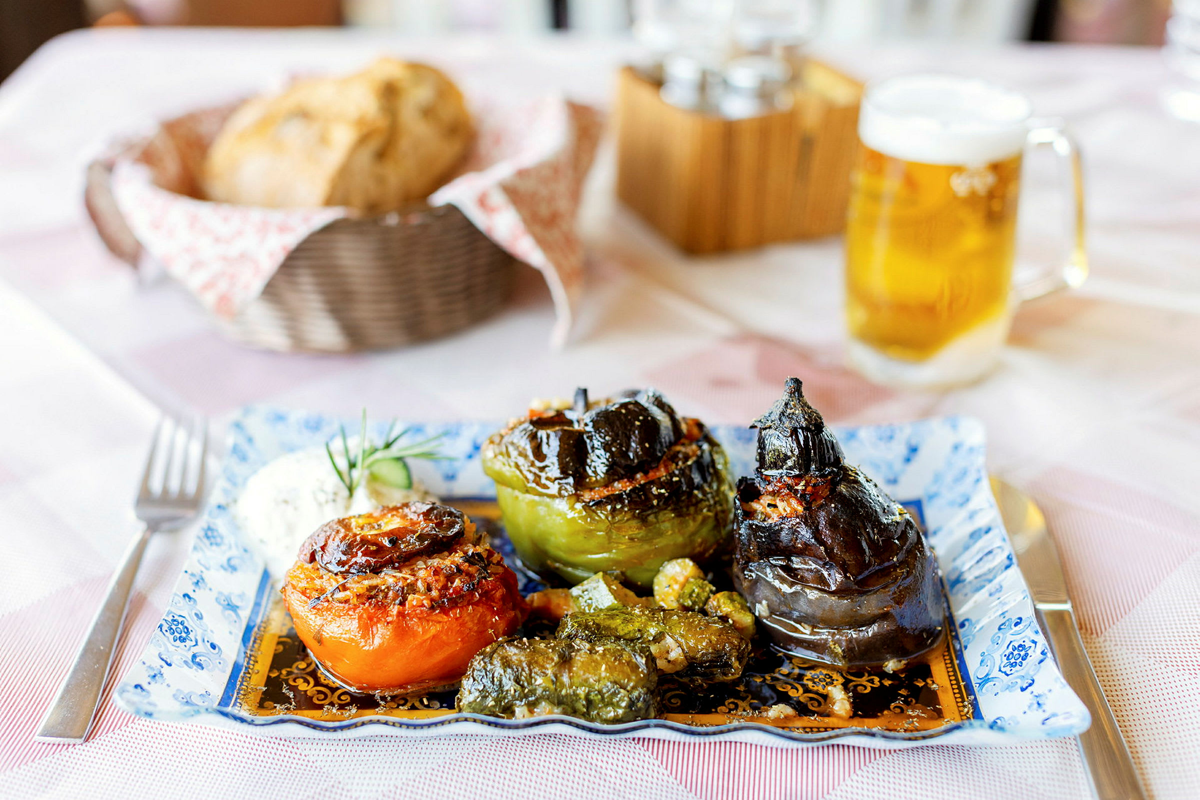 Tallrik med fyllda och gratinerade grönsaker, serverad med gräddfil. (AI-genererad text)