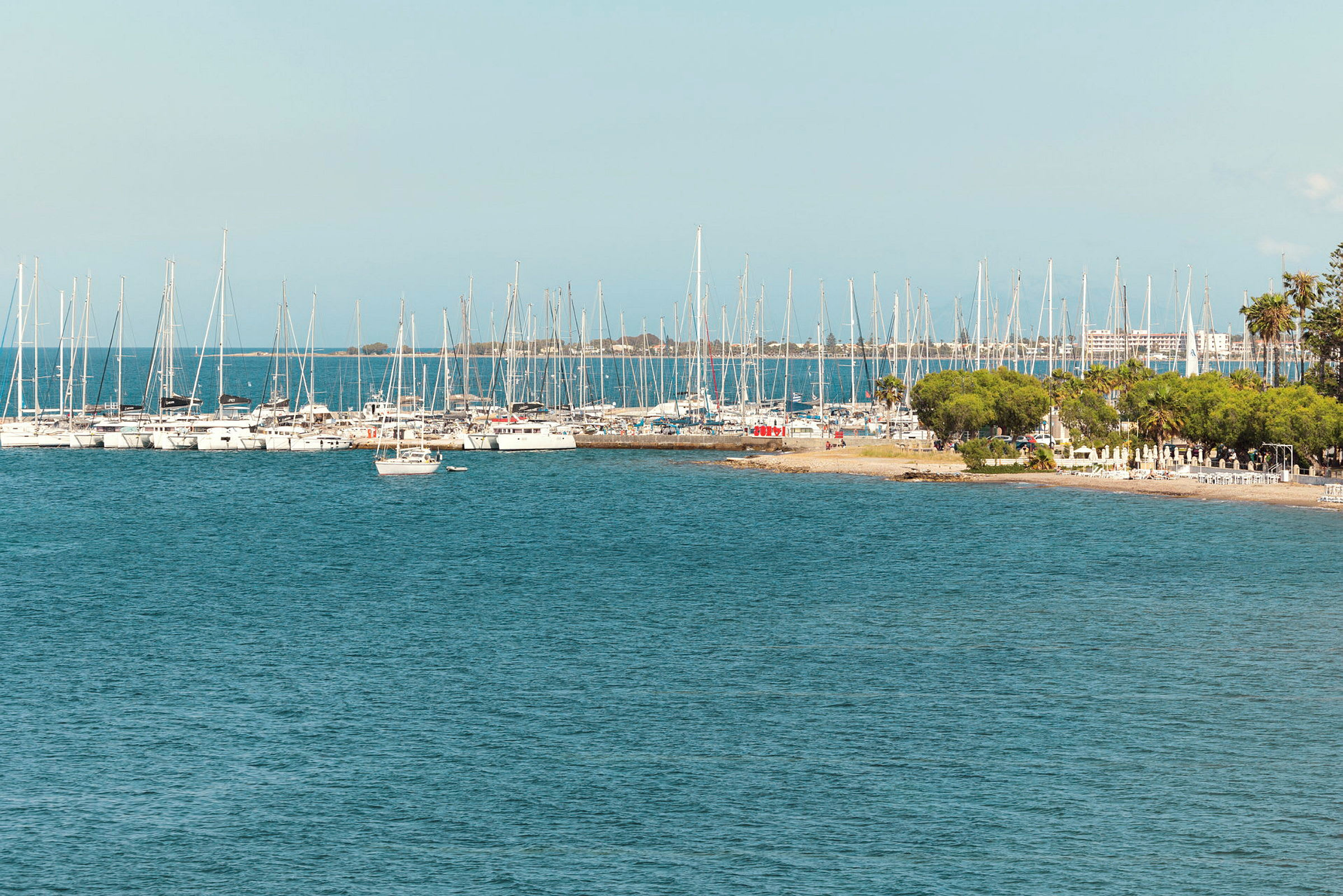 En marina med segelbåtar vid kusten. (AI-genererad text)