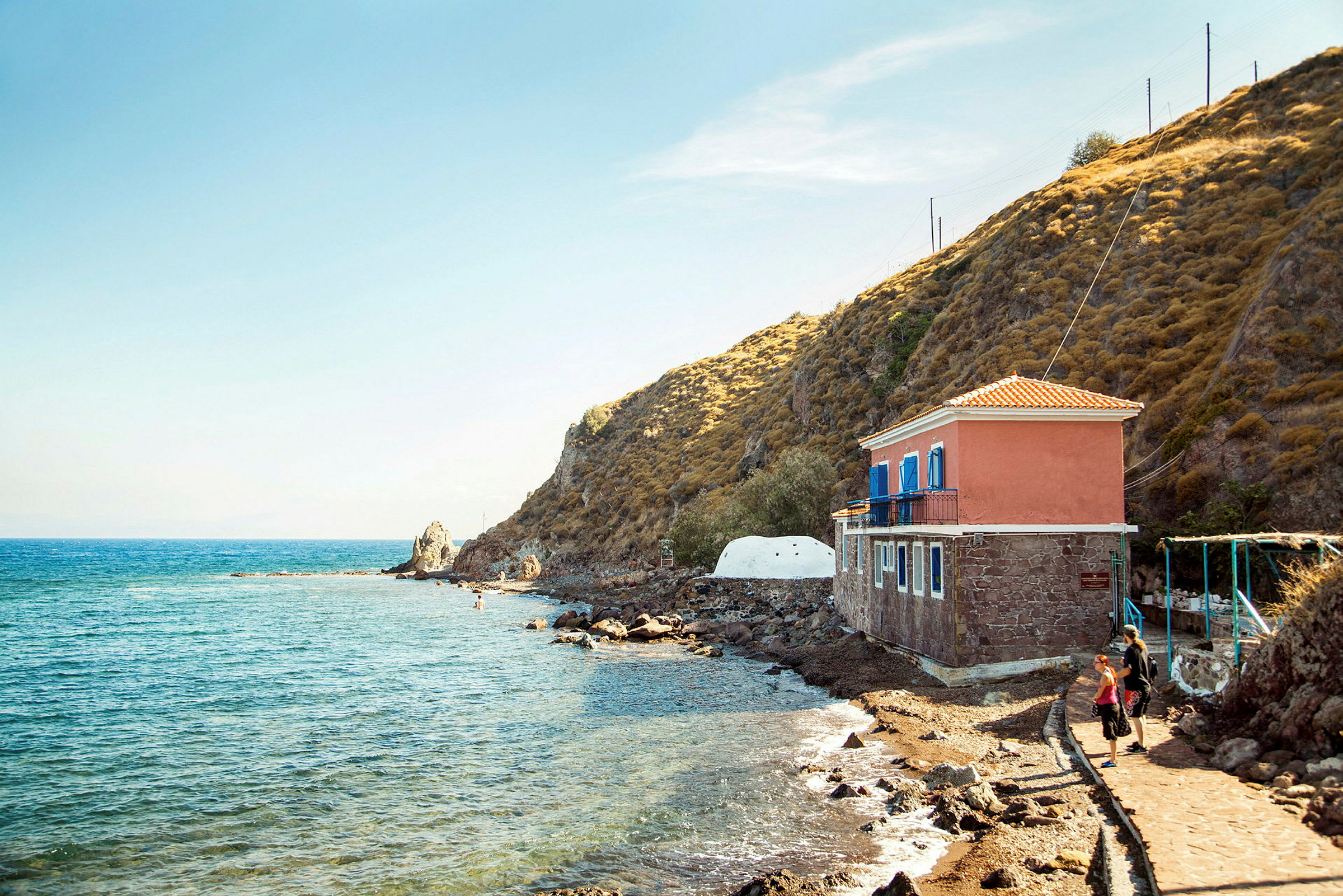 Hus vid havet bredvid en klippa. (AI-genererad text)