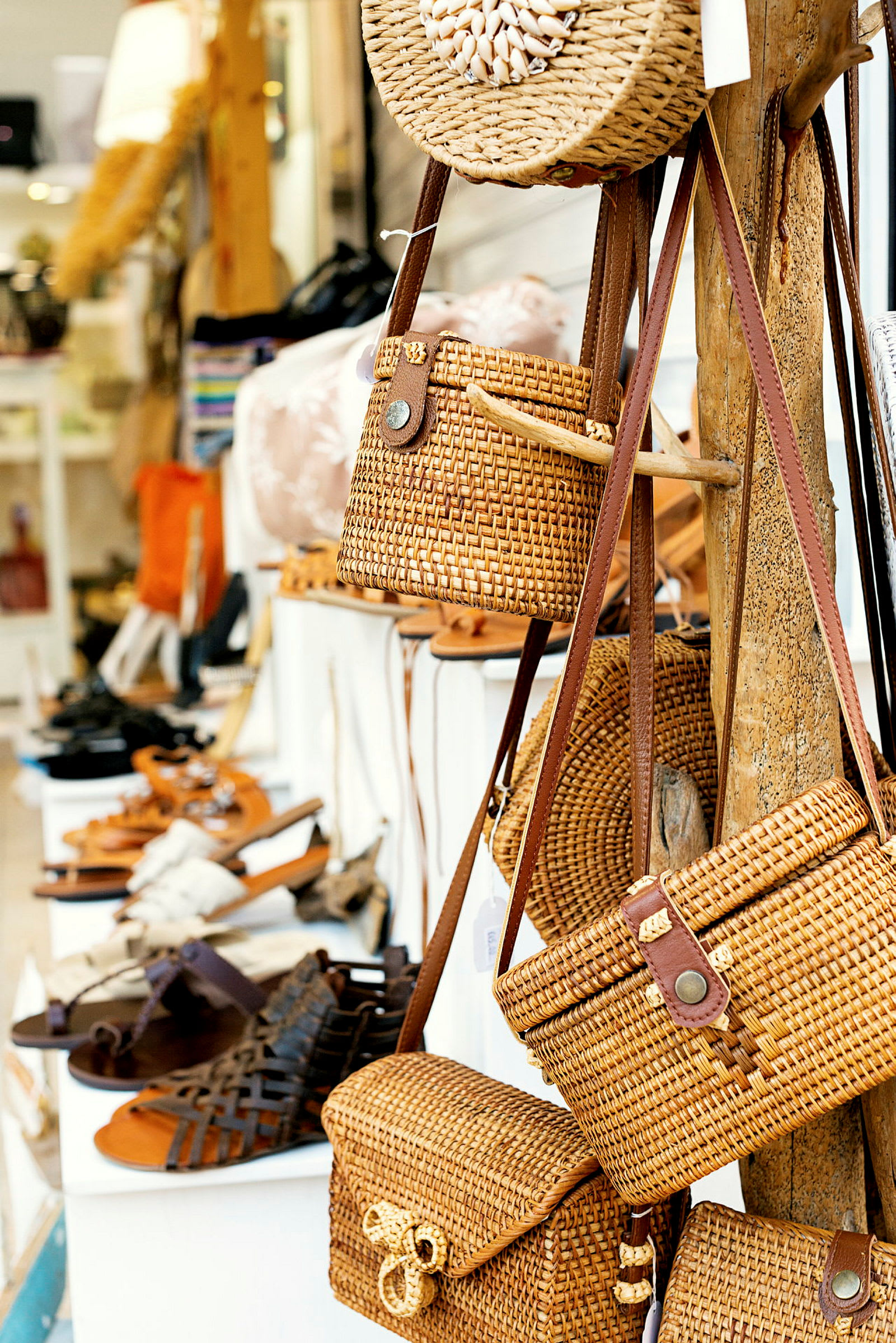 Bilden visar flätade väskor och sandaler utställda i en butik. (AI-genererad text)