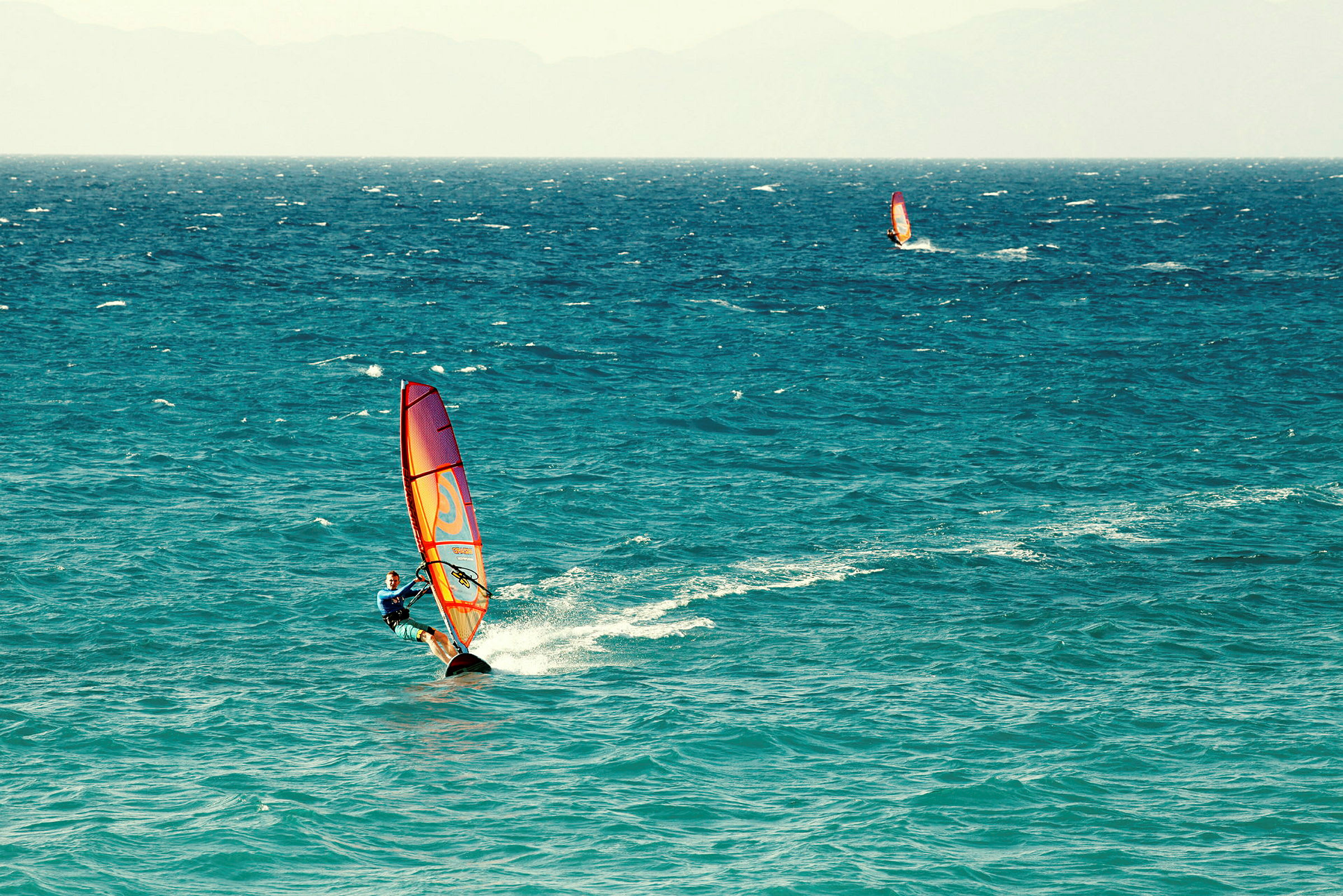 Person som windsurfar på havet. (AI-genererad text)