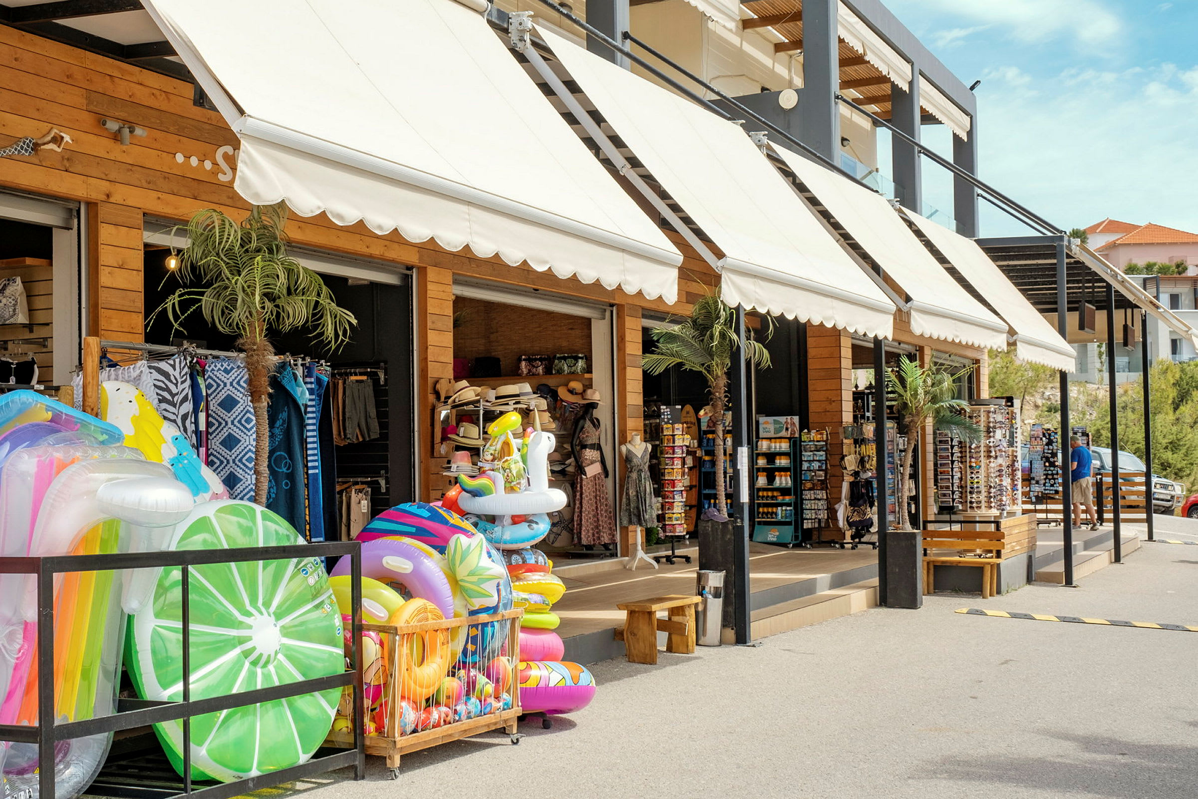 Butik med uppblåsbara badleksaker och semesterartiklar utställda utanför. (AI-genererad text)
