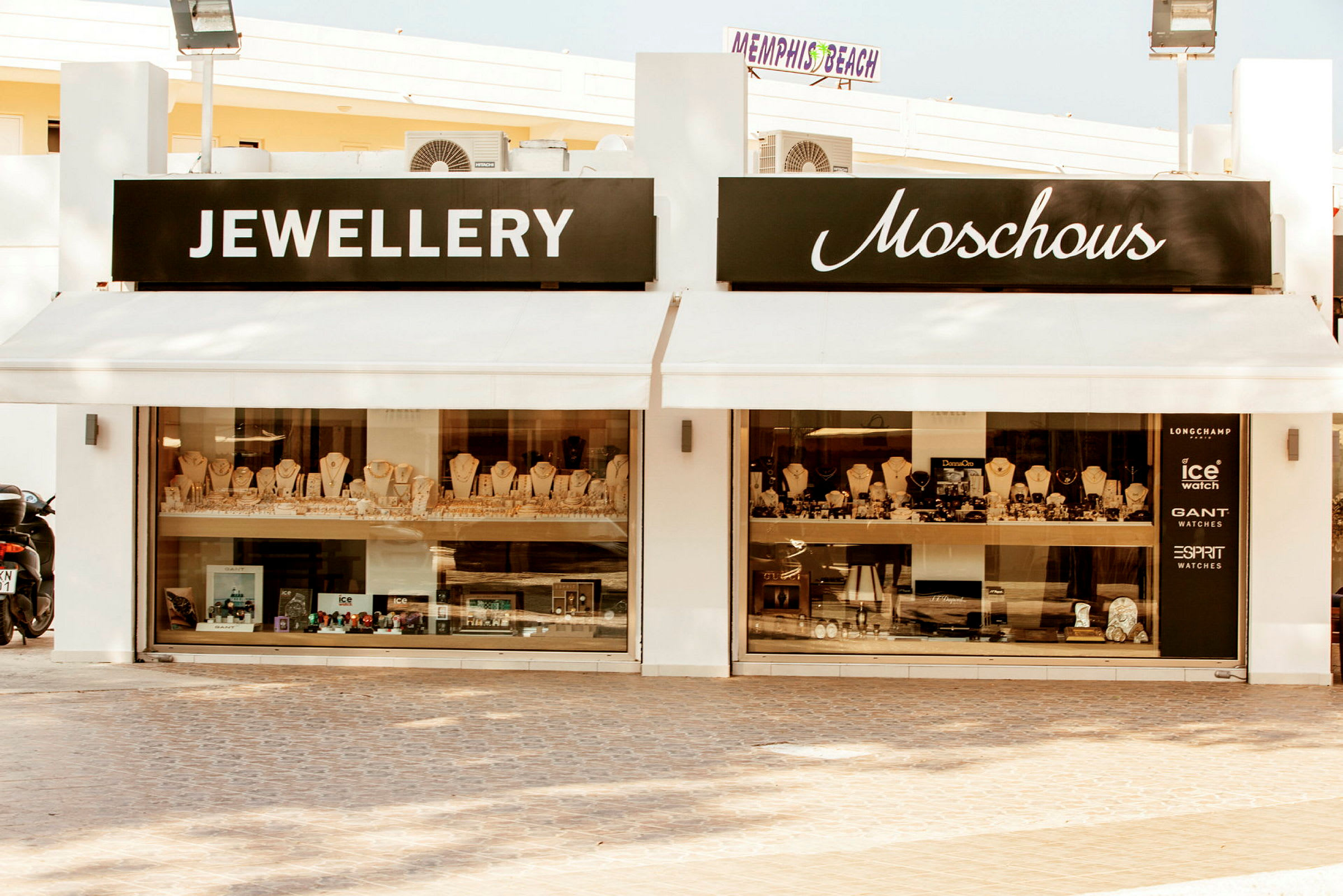 Skyltfönster av en butik som säljer smycken och accessoarer. (AI-genererad text)
