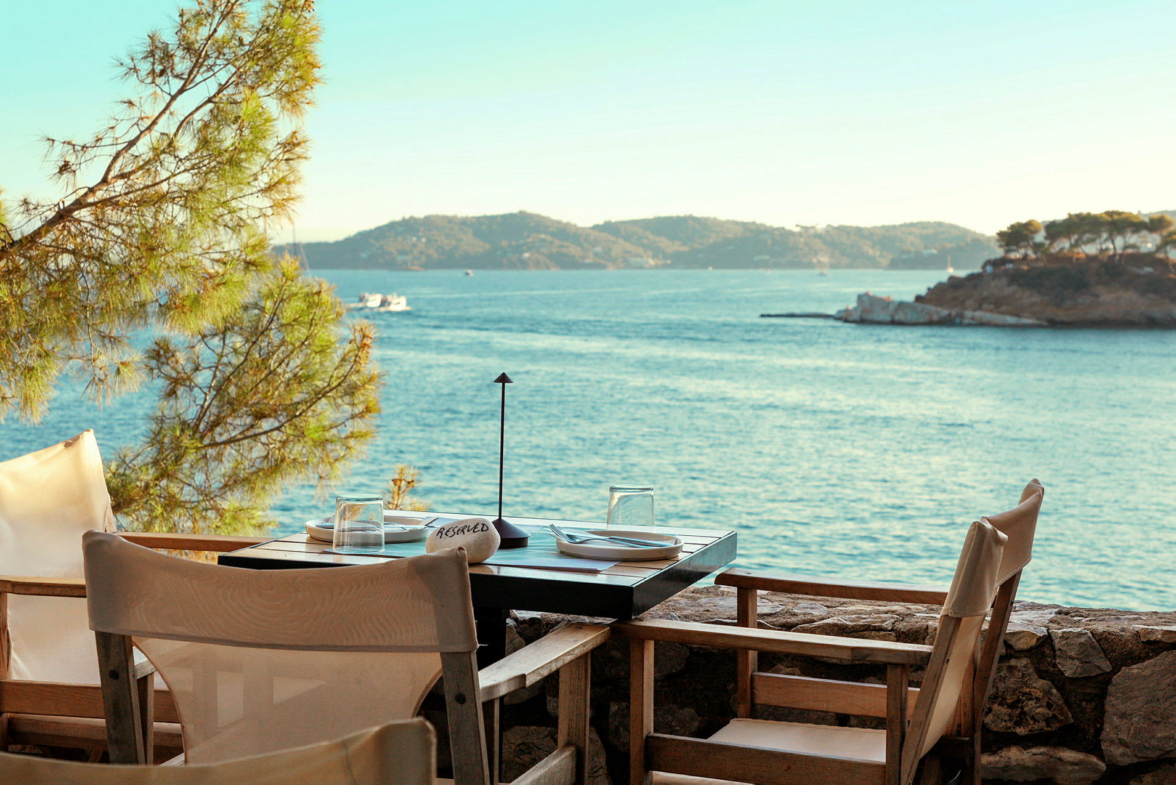 Utsikt över havet från en restaurangbordsplats. (AI-genererad text)