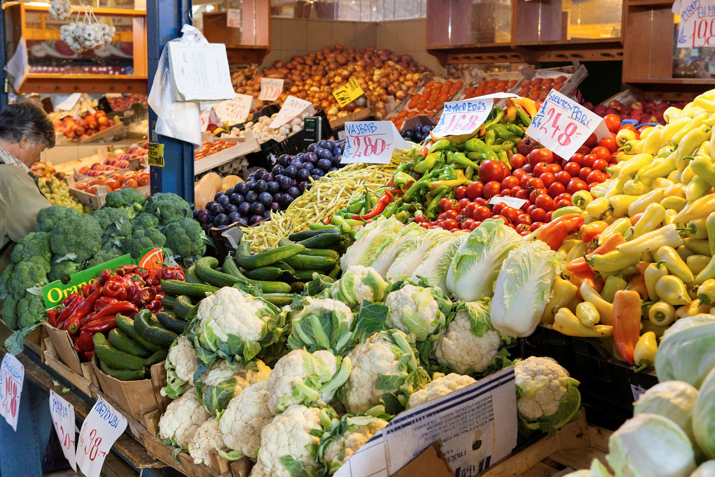 Grönsaksstånd på en marknad fyllt med olika grönsaker och frukter. (AI-genererad text)