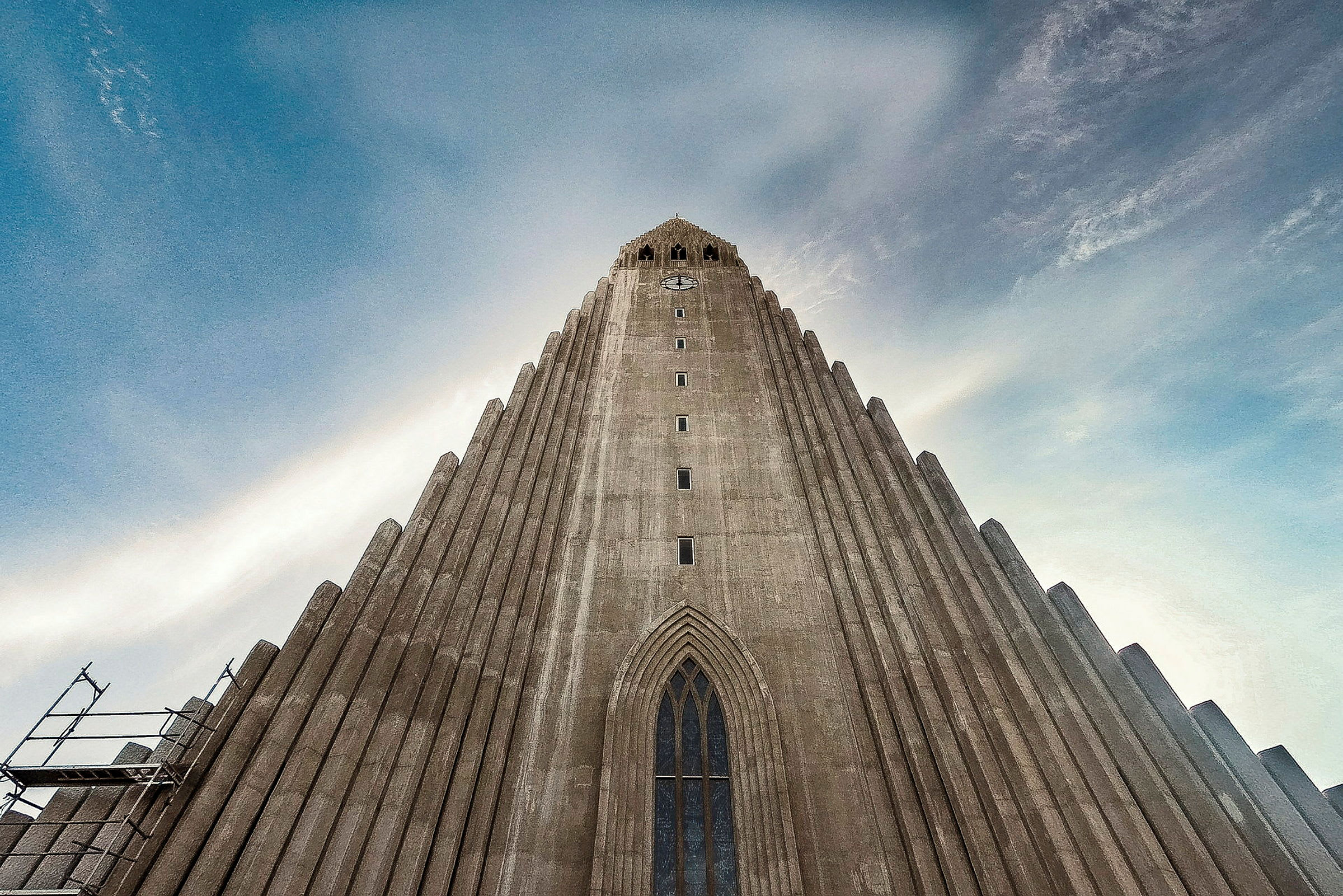 En kyrkobygning med arkitektoniska detaljer och blå himmel. (AI-genererad text)