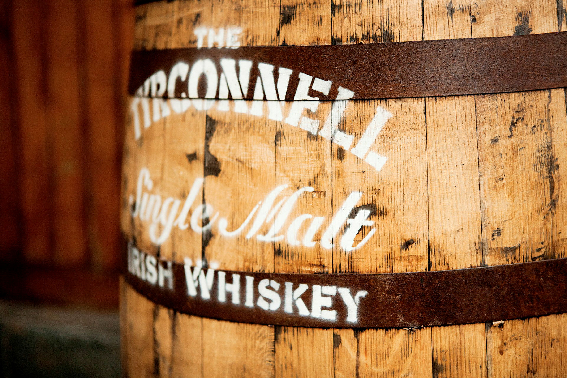 Ett gammalt trätunna med en text som anger "The Tyrconnell Single Malt Irish Whiskey" målad på ytan. (AI-genererad text)