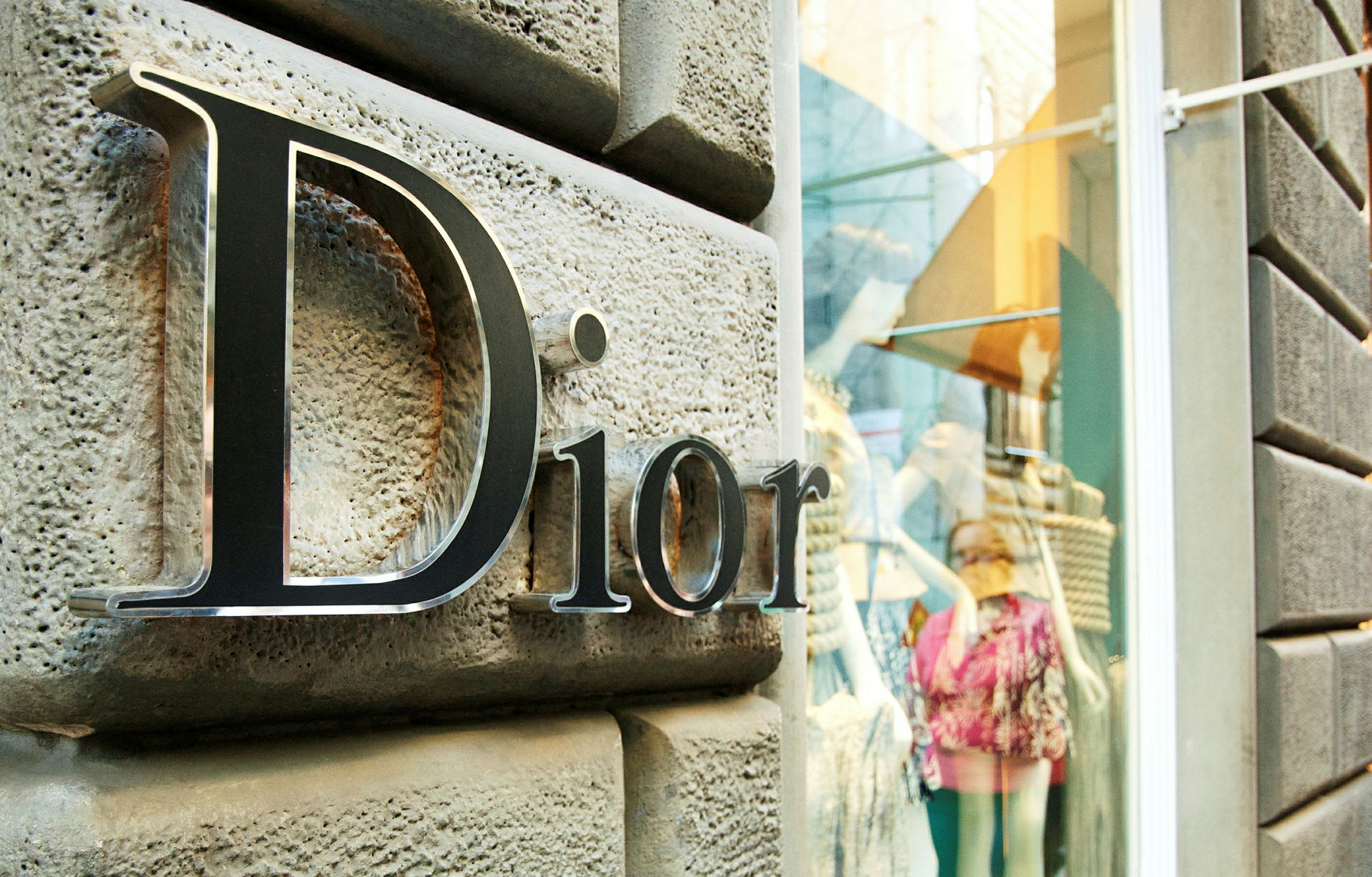 Dior-skylt utanför en butik med skyltfönster. (AI-genererad text)