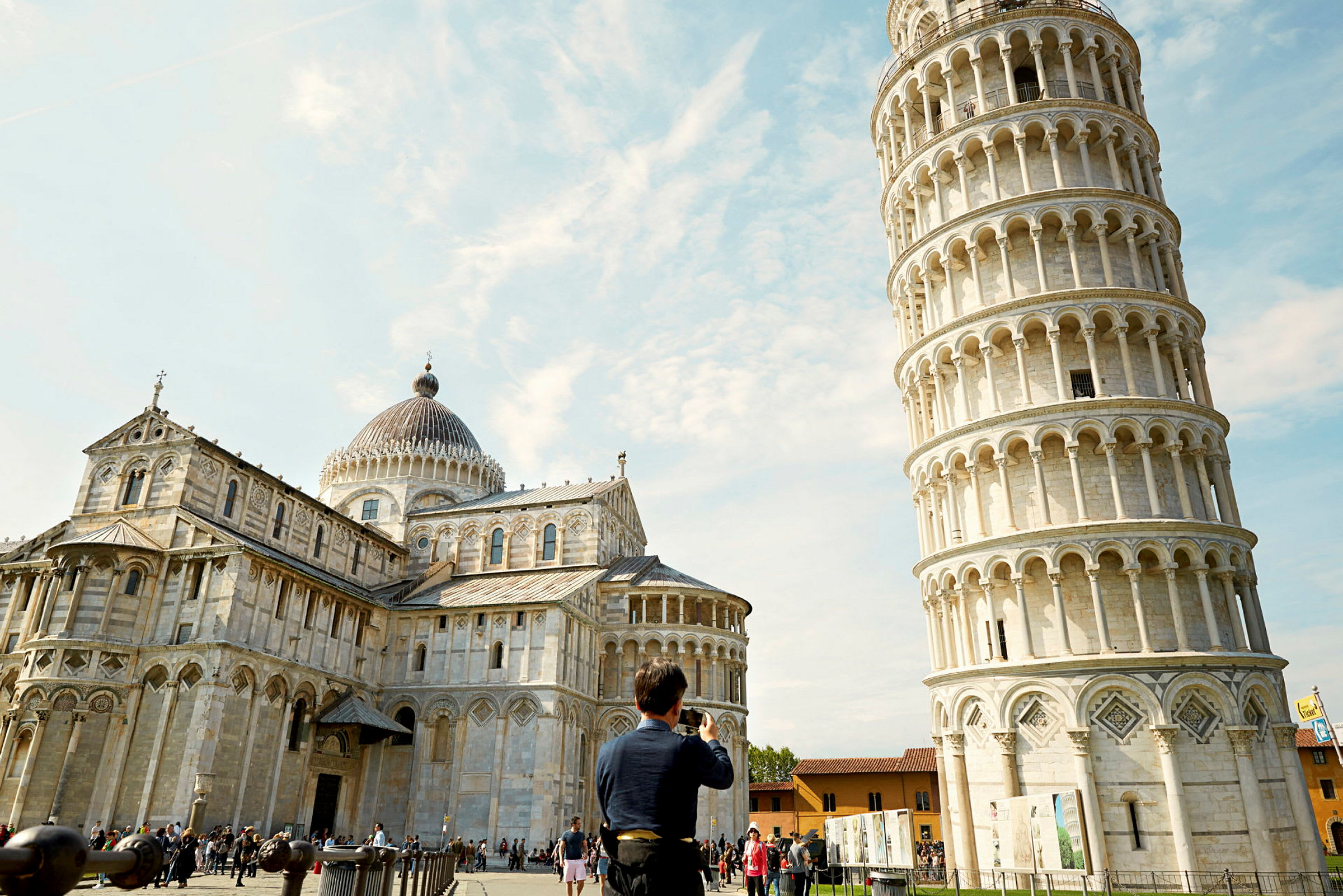 Pisa katedral och lutande tornet med besökare på platsen. (AI-genererad text)