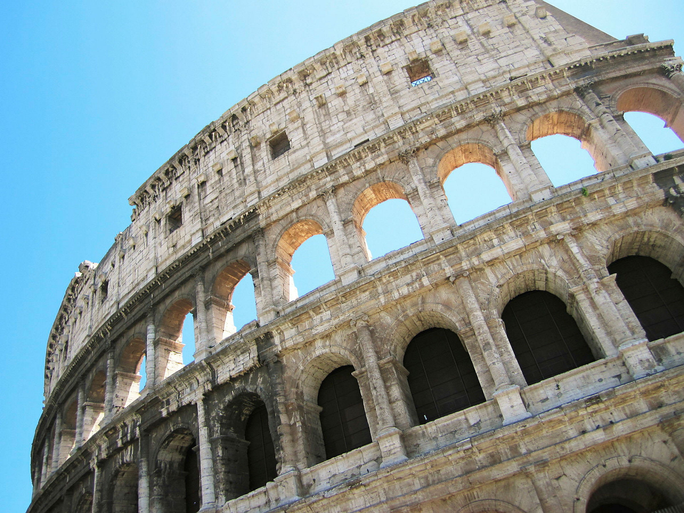 Ett foto av Colosseum i Rom, Italien, mot en klarblå himmel. (AI-genererad text)