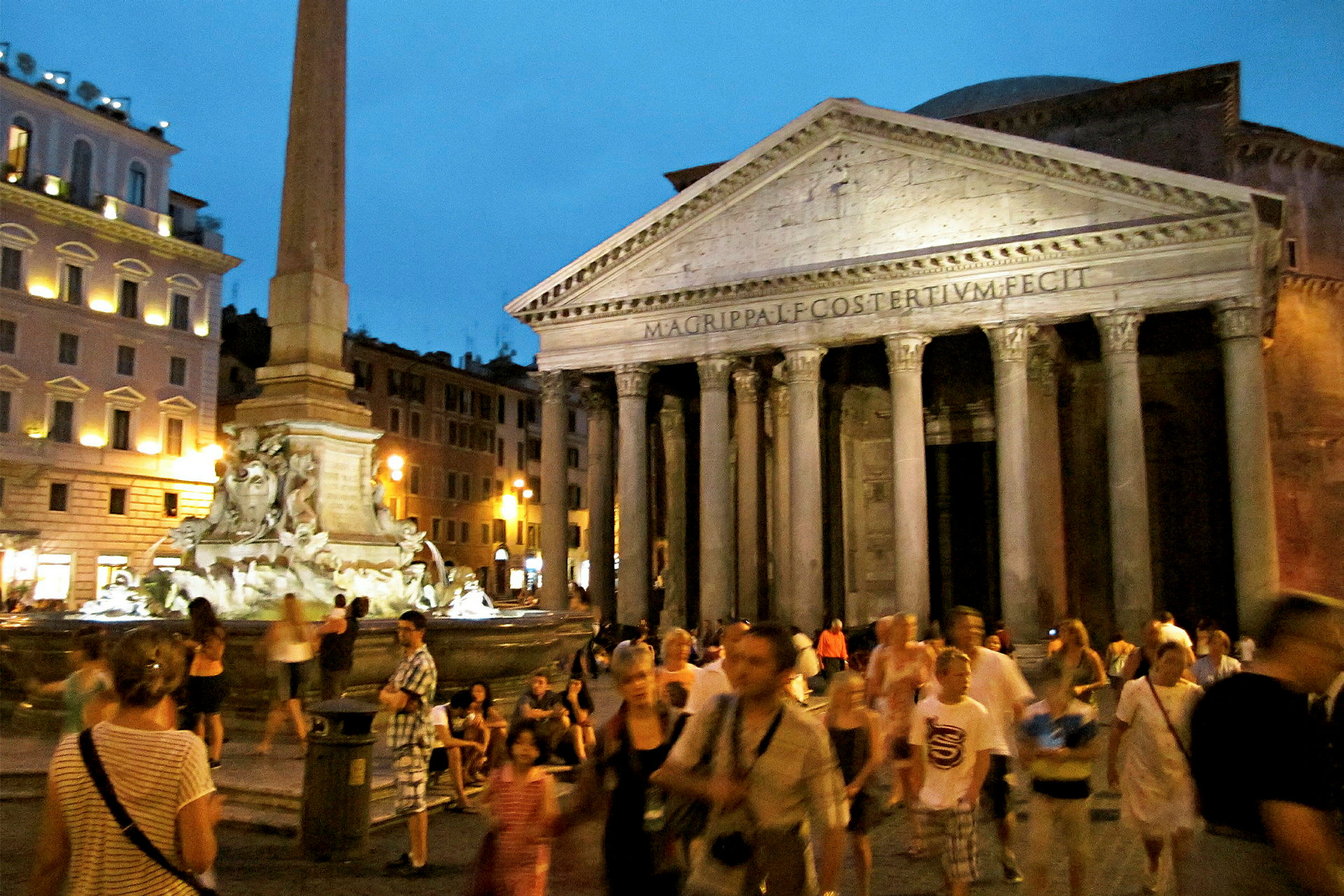 Pantheon i Rom med fontänen framför, omgiven av besökare på kvällen. (AI-genererad text)