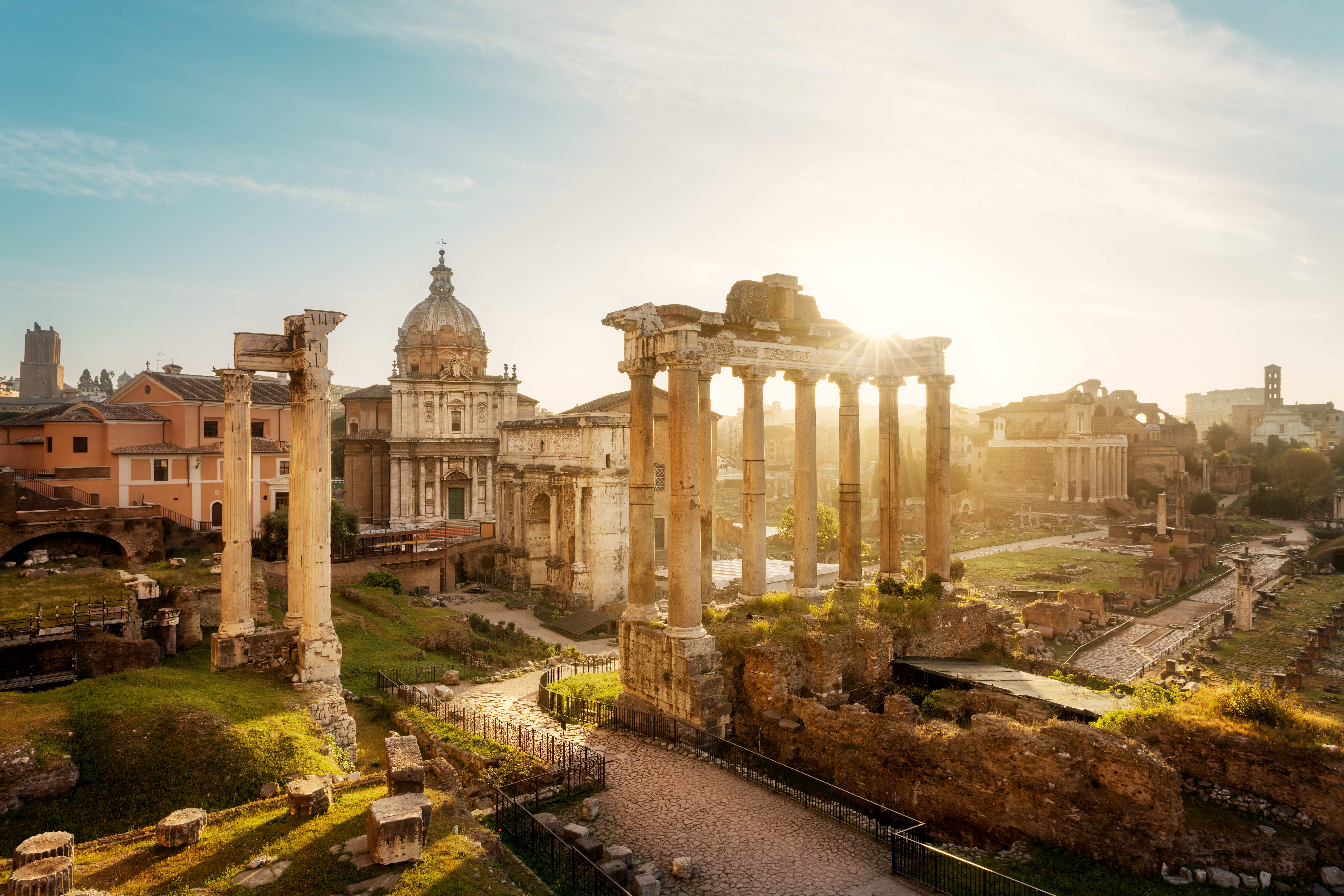 Vy över Forum Romanum i Rom med ruiner och antika pelare i förgrunden. (AI-genererad text)