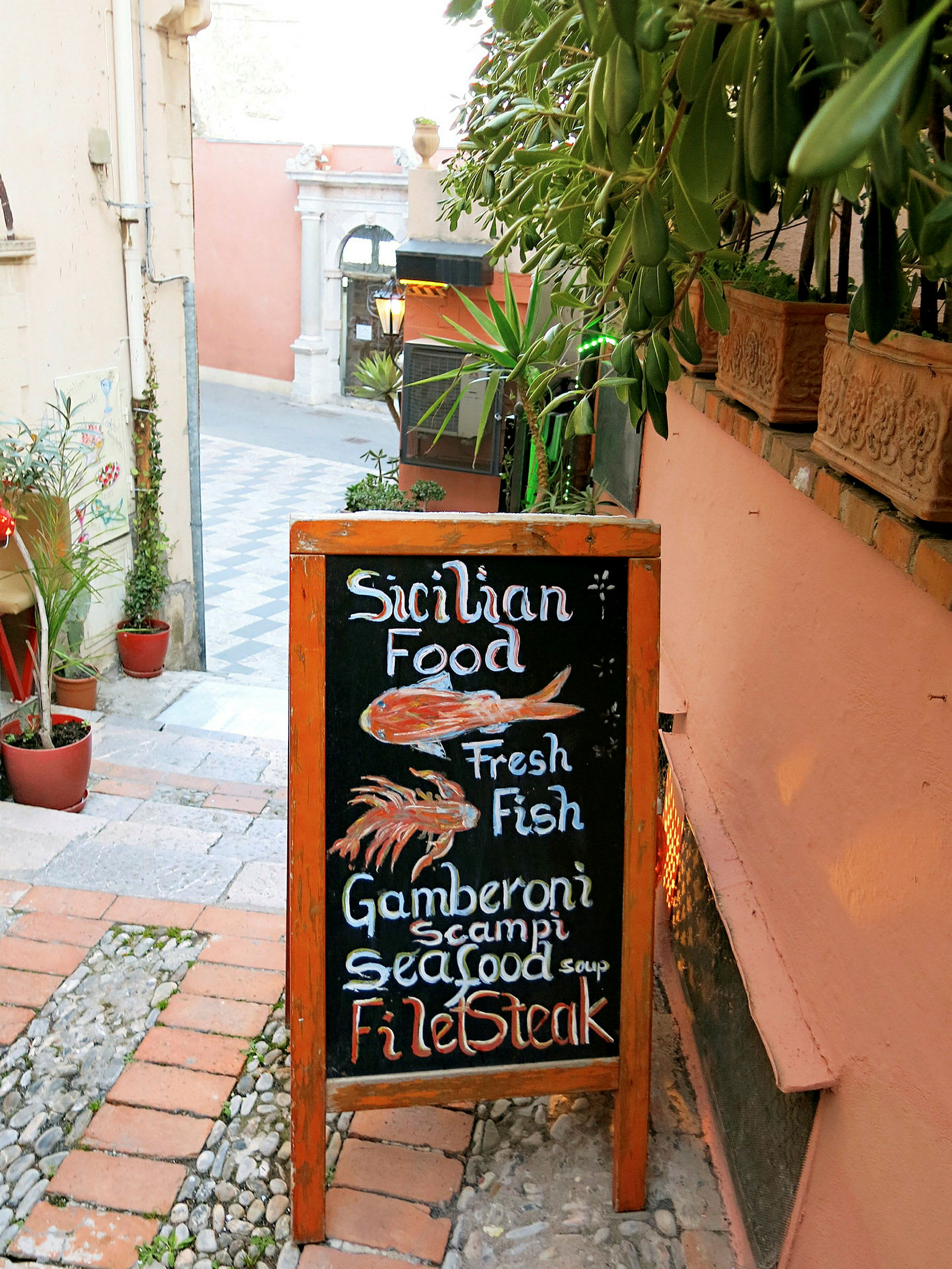 En skylt på en gata som annonserar siciliansk mat. (AI-genererad text)