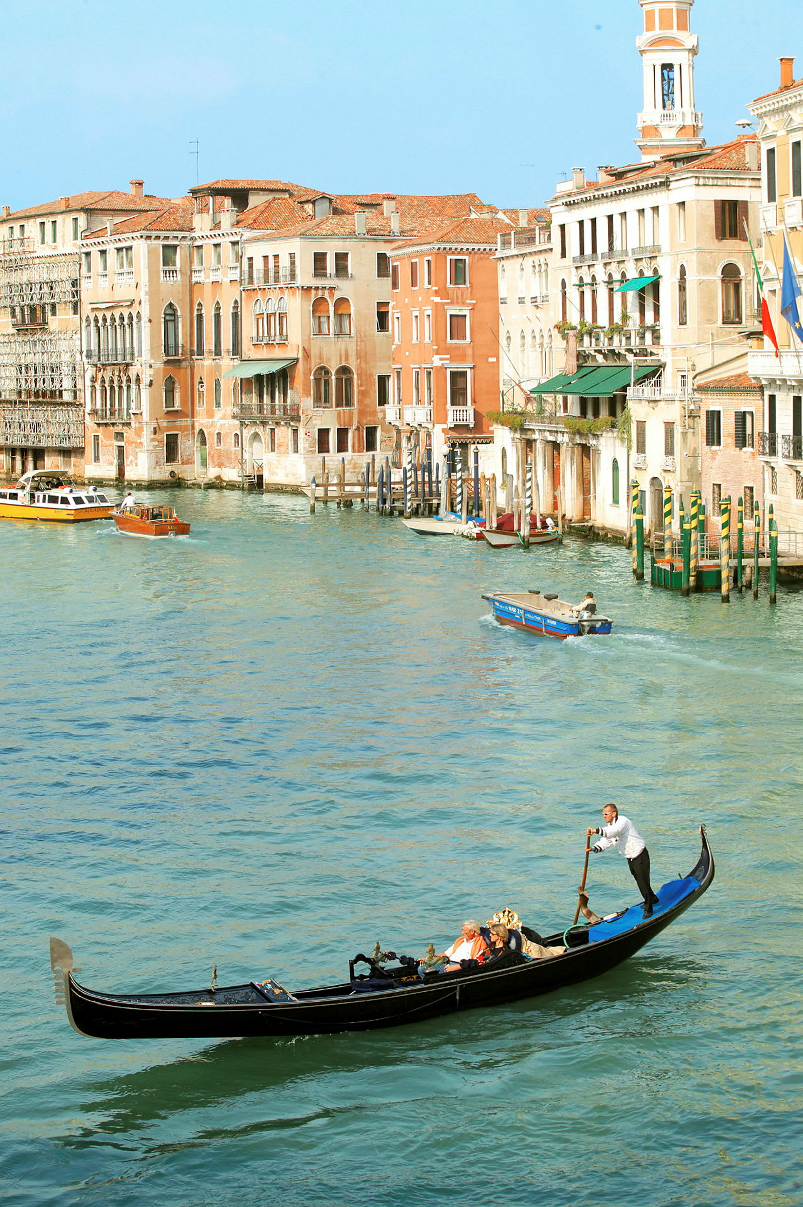 En gondol i en kanal i Venedig med historiska byggnader i bakgrunden. (AI-genererad text)