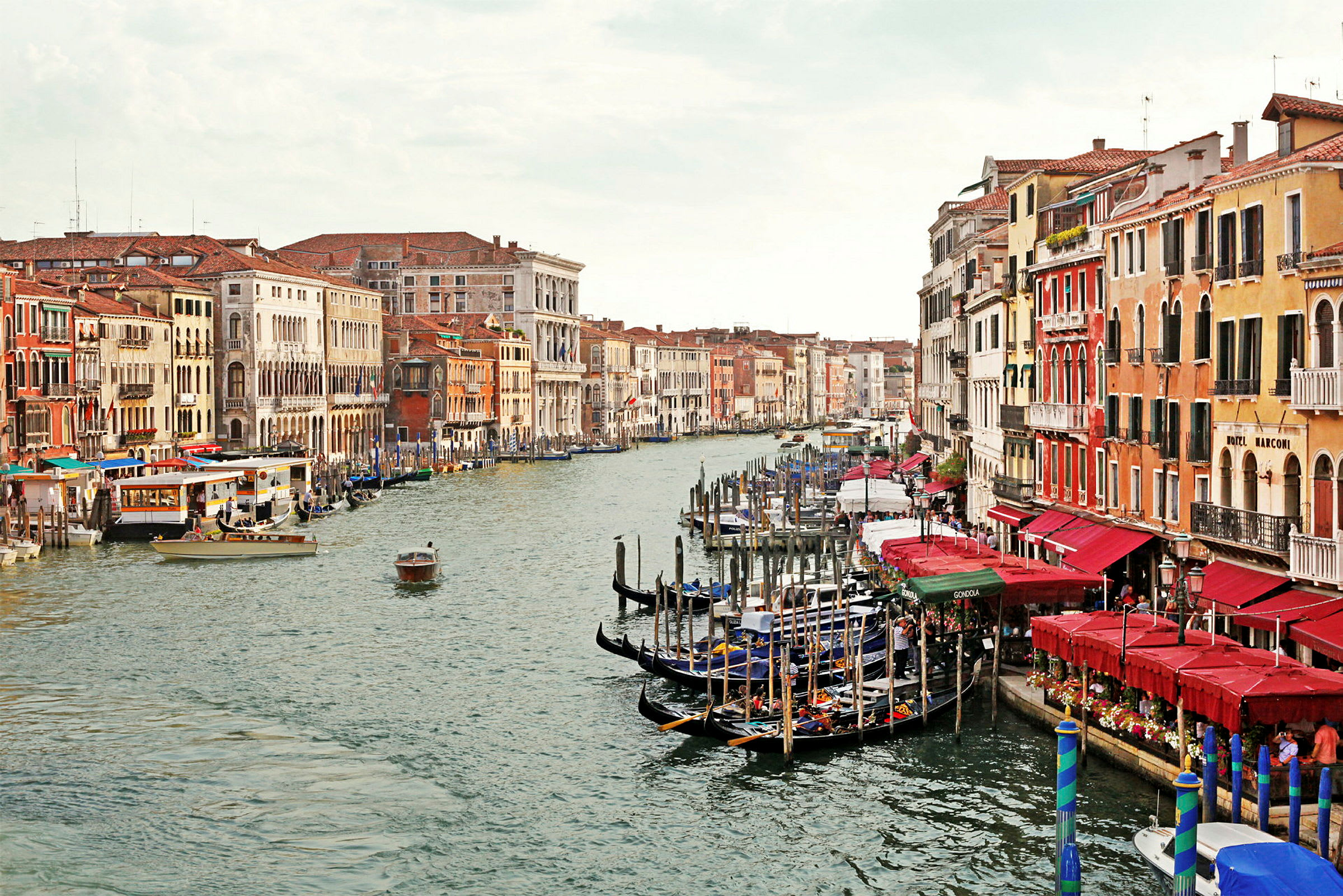 En kanal med gondoler och färgglada byggnader på båda sidor i Venedig. (AI-genererad text)