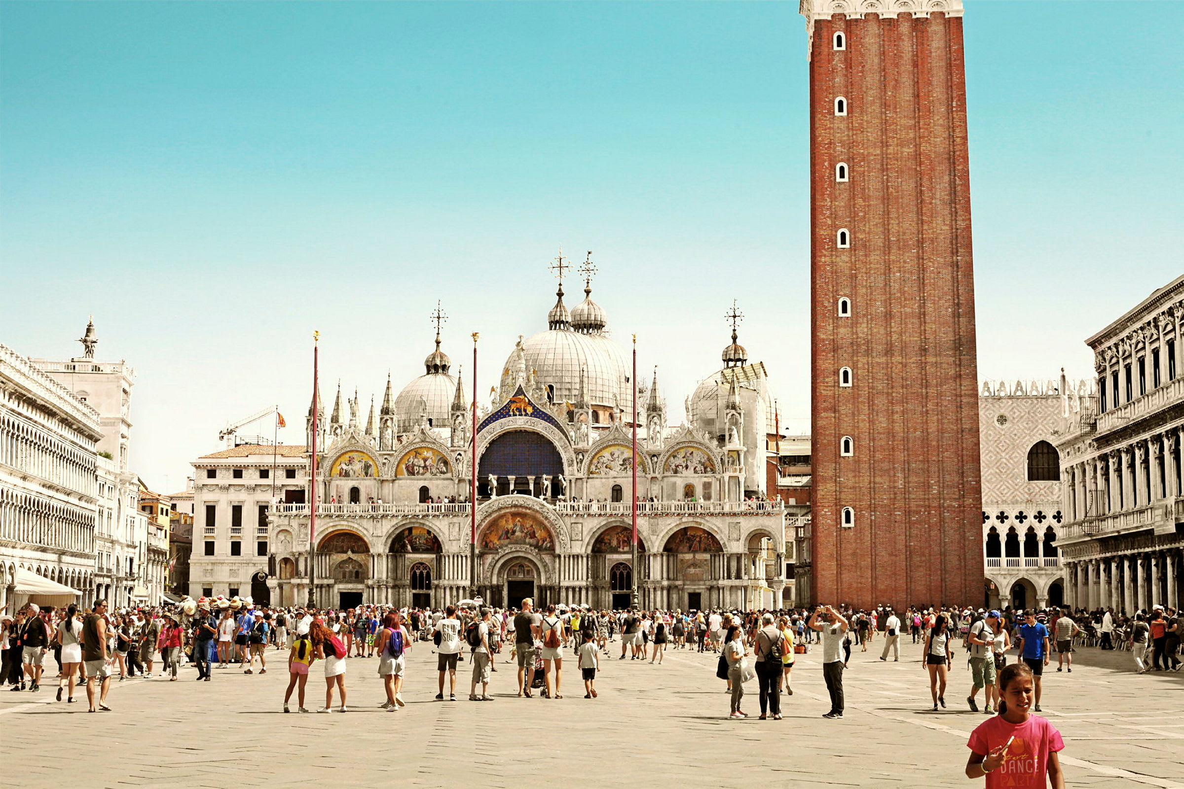 St. Markusplatsen i Venedig med basilikan och kampanilen i bakgrunden. (AI-genererad text)