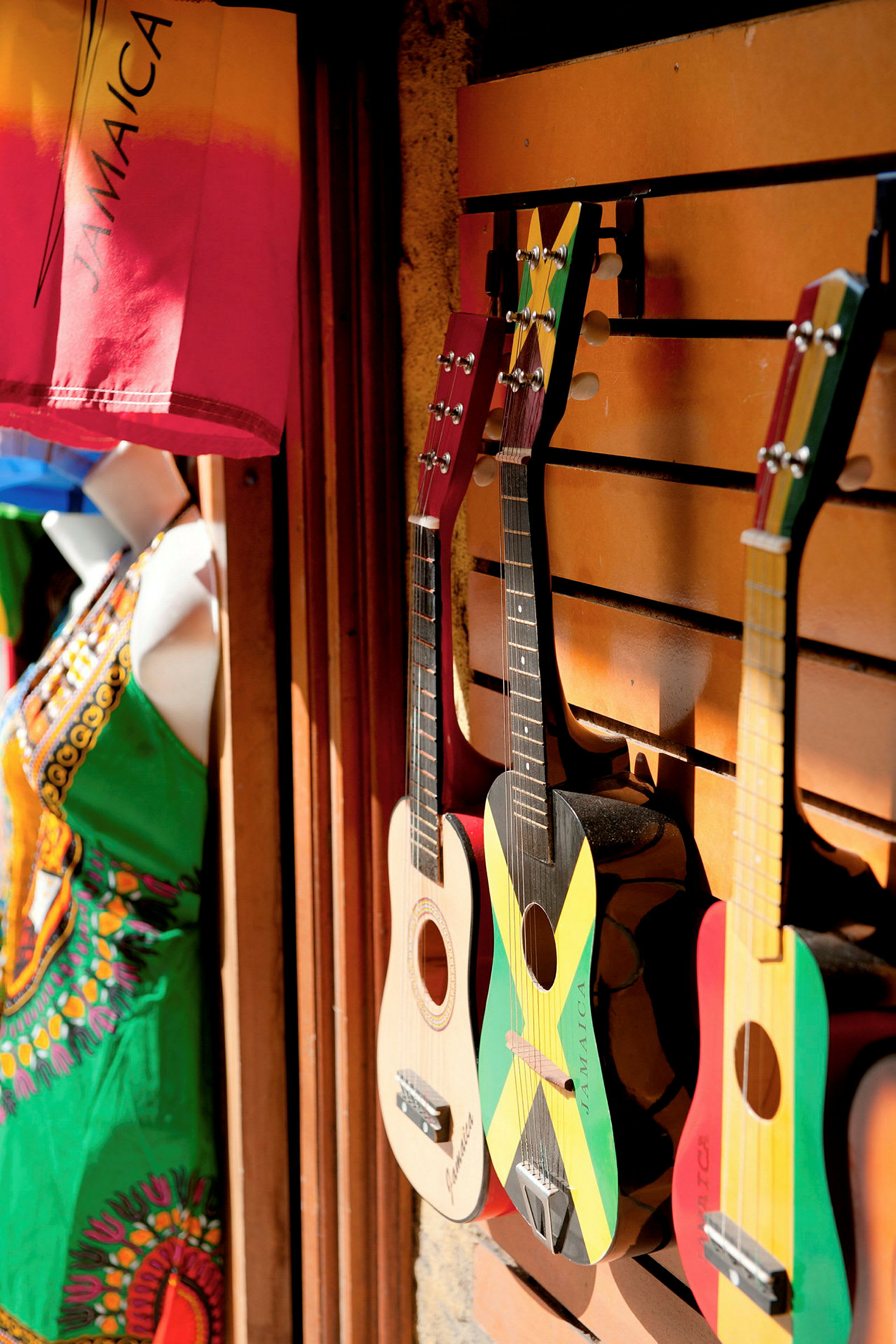 Gitarrer och tyger med färgglada jamaicanska motiv. (AI-genererad text)