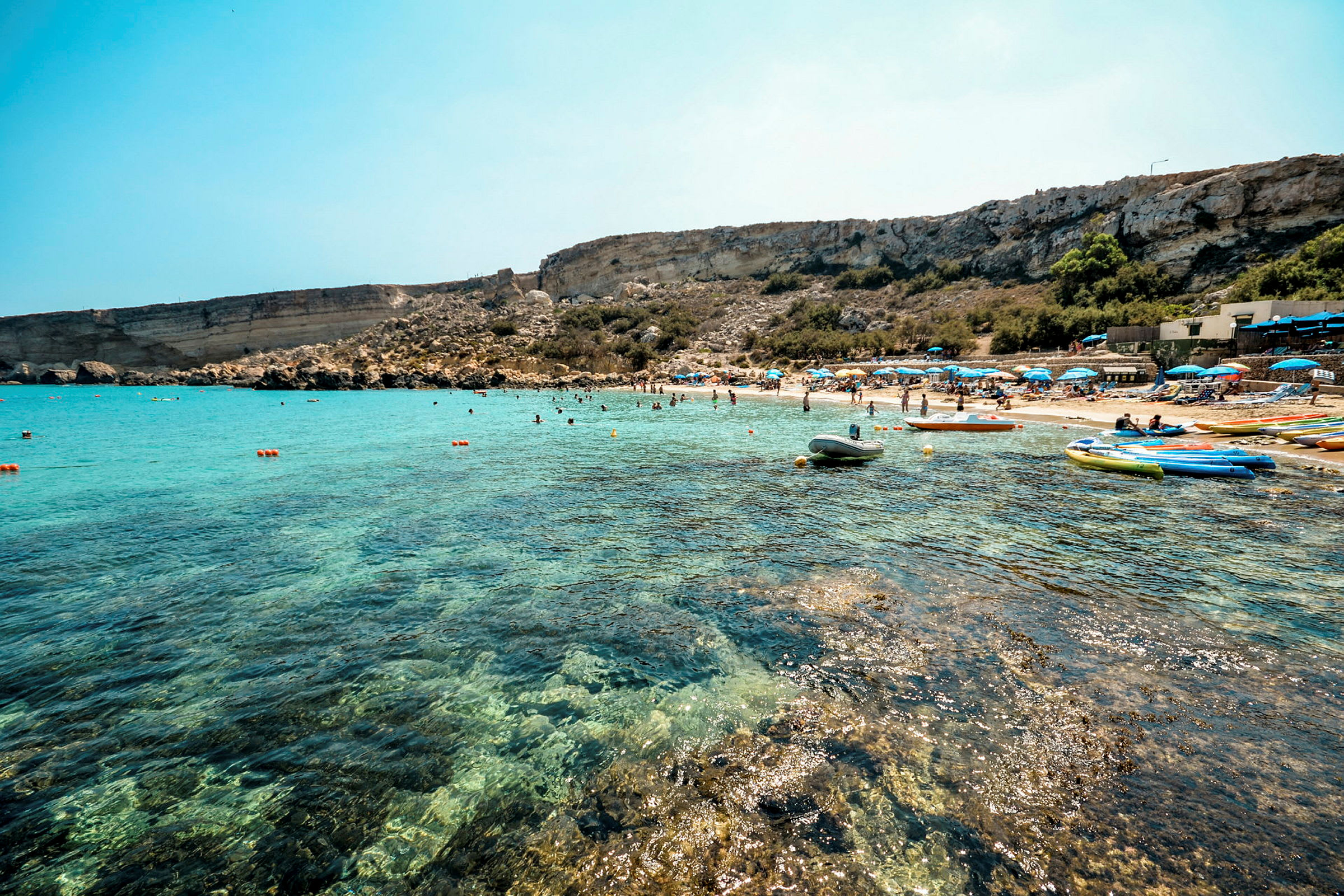 Strand och hav med klippor i bakgrunden. (AI-genererad text)