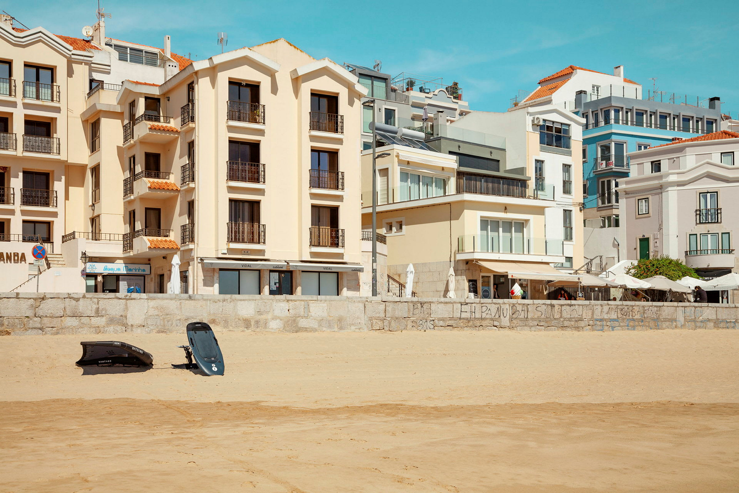 Strand med byggnader i bakgrunden. (AI-genererad text)