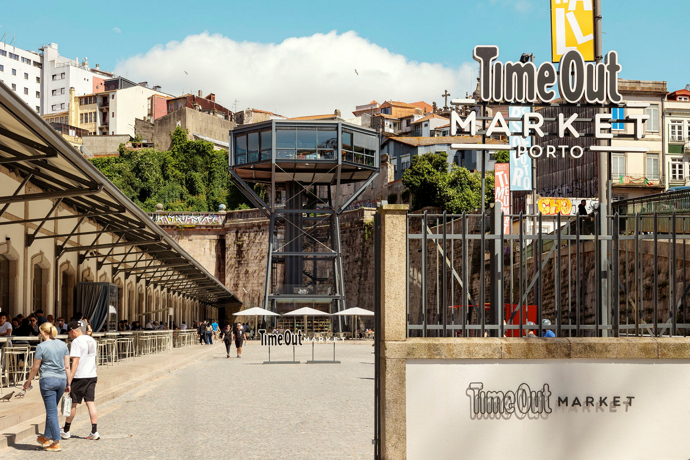 En urban marknadsmiljö med en skylt som visar 'Time Out Market Porto'. (AI-genererad text)