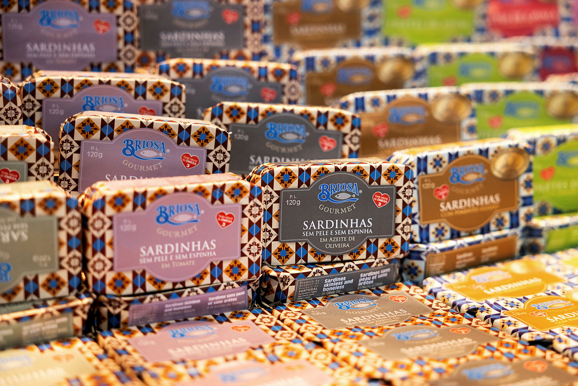 En samling färgglada förpackningar med sardiner. (AI-genererad text)