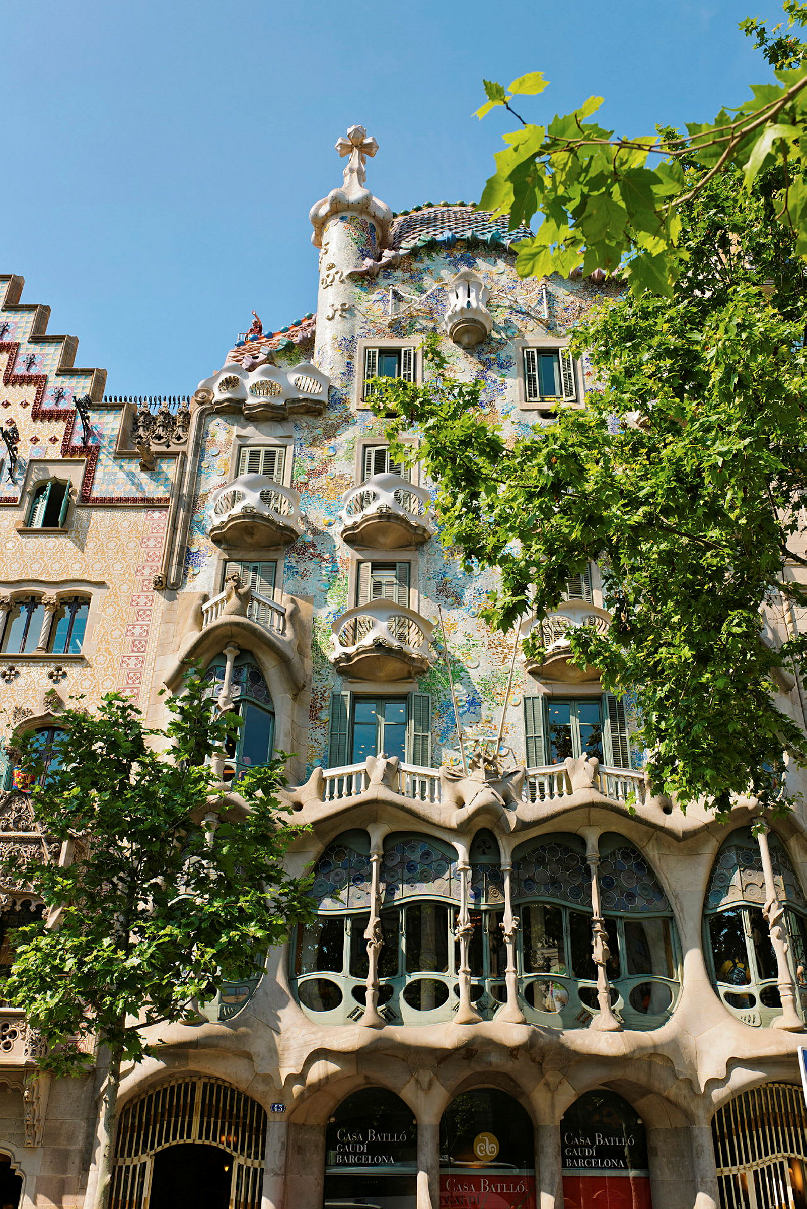Foto av Casa Batlló, en ikonisk byggnad i Barcelona designad av Gaudí, med sin unika arkitektur och färgglada fasad. (AI-genererad text)
