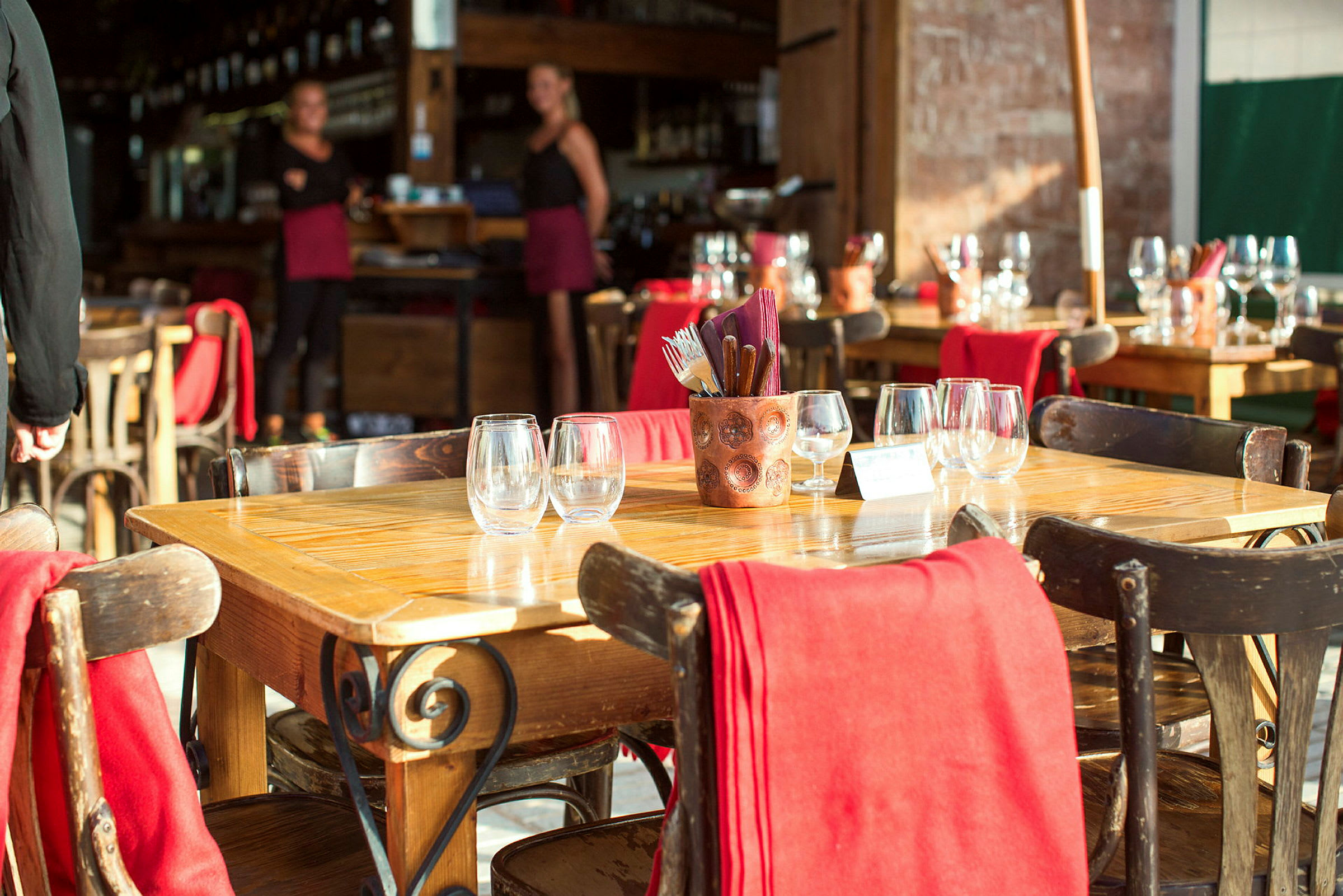 En restaurang med dukade bord och röda detaljer. (AI-genererad text)