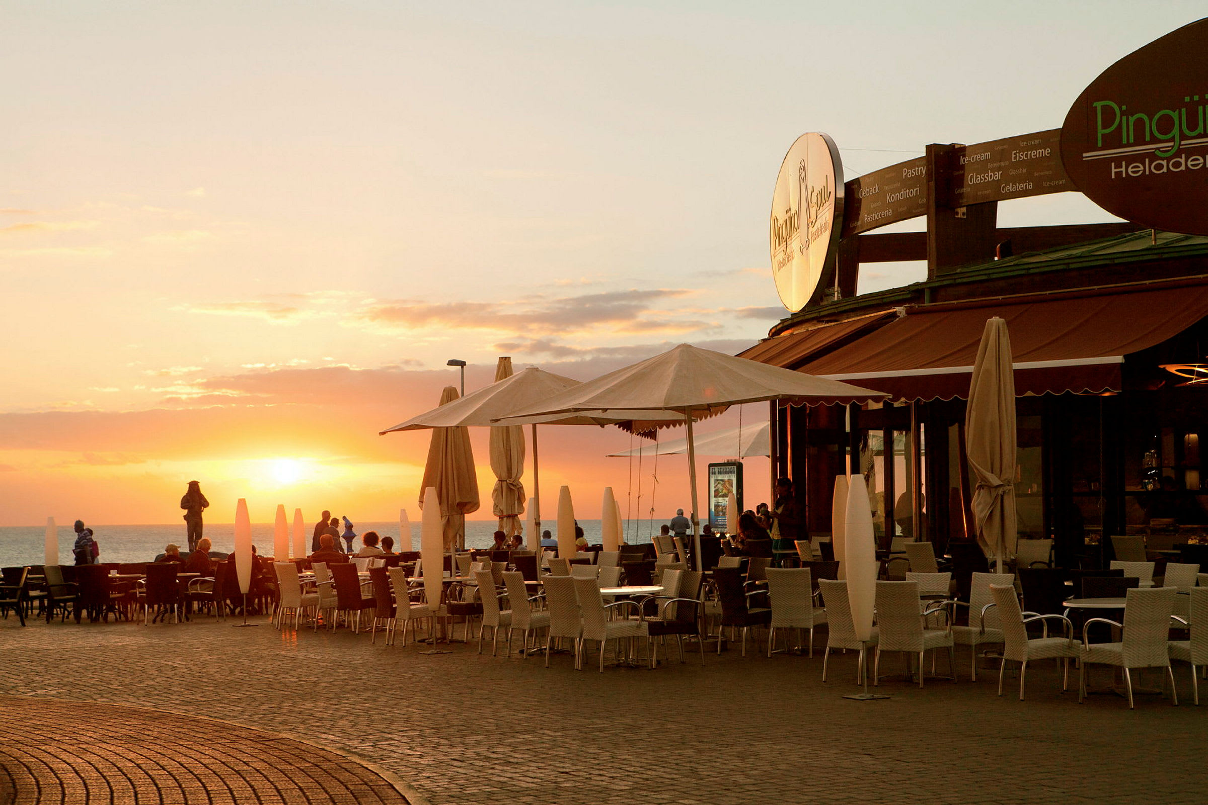 Utomhussittplats vid en restaurang vid solnedgång. (AI-genererad text)