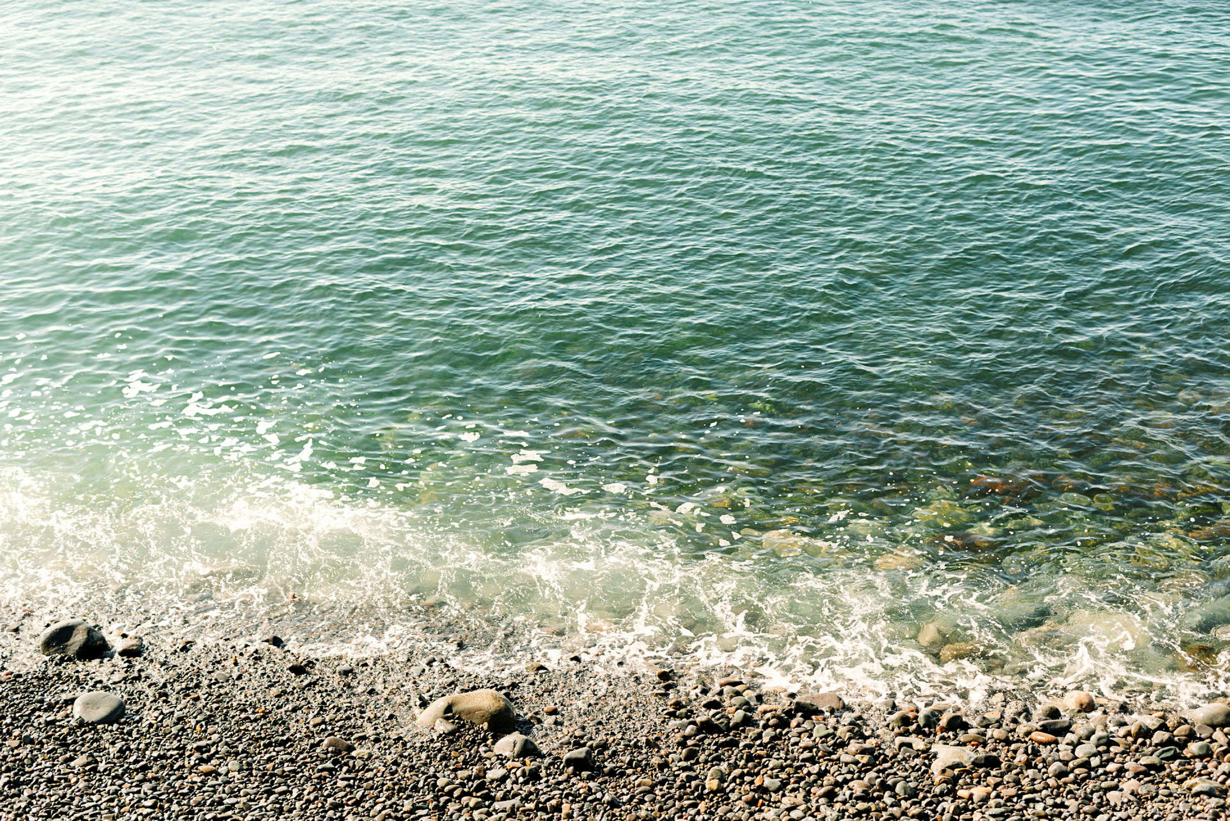 Bild av en stenkust där vatten möter stranden. (AI-genererad text)