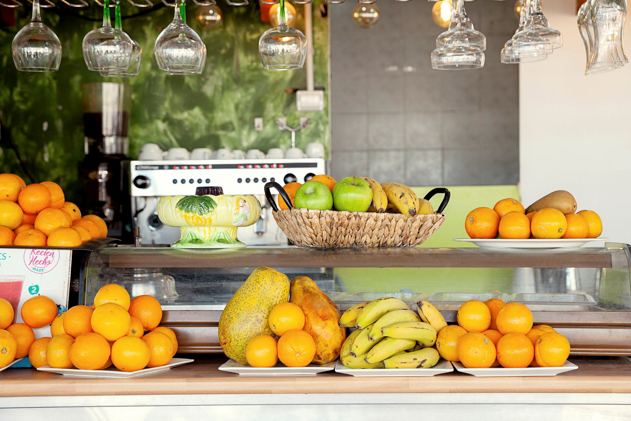 Fruktuppsättning med apelsiner, bananer, och äpplen på en diskyta. (AI-genererad text)
