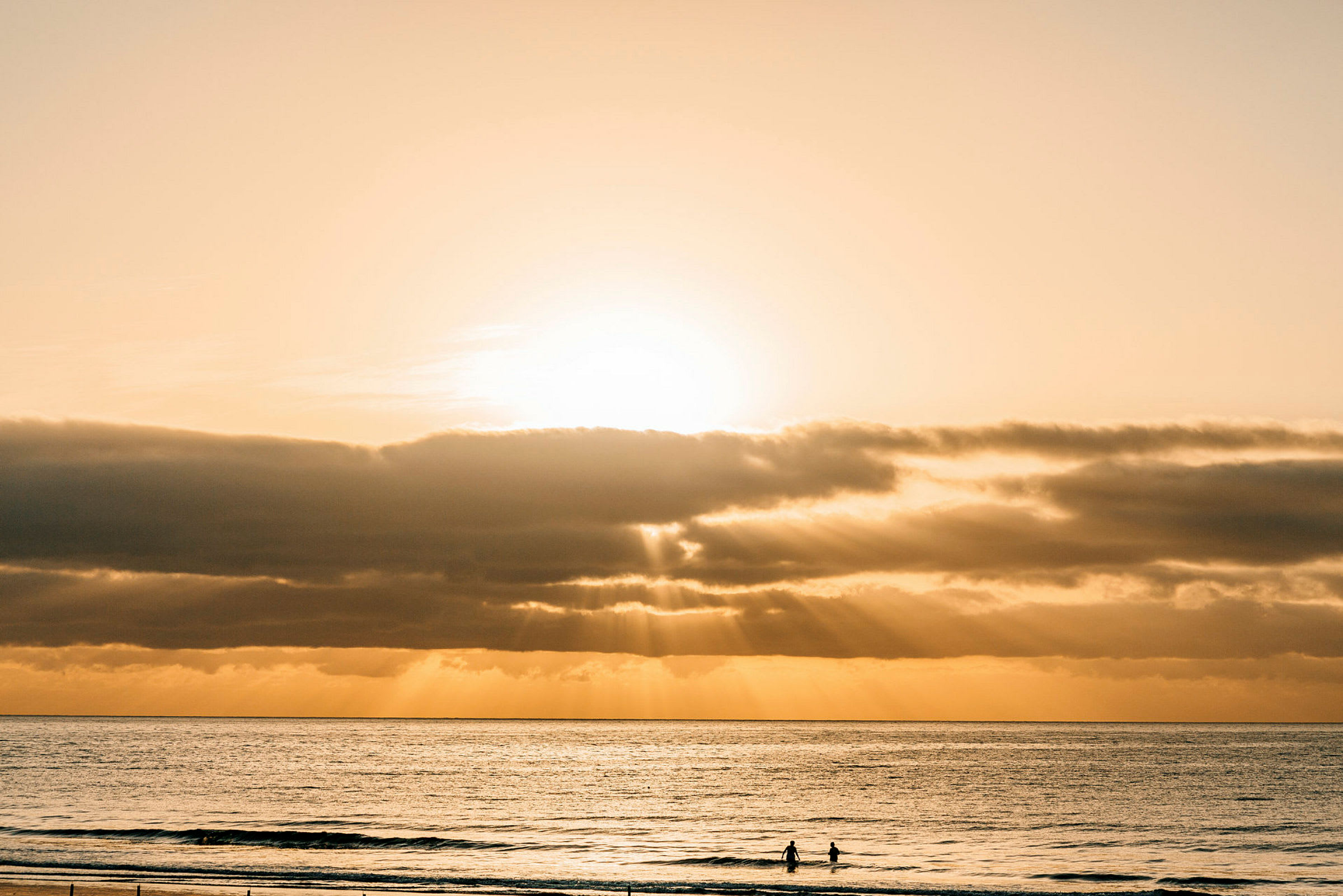 En strand med havet vid solnedgången. (AI-genererad text)