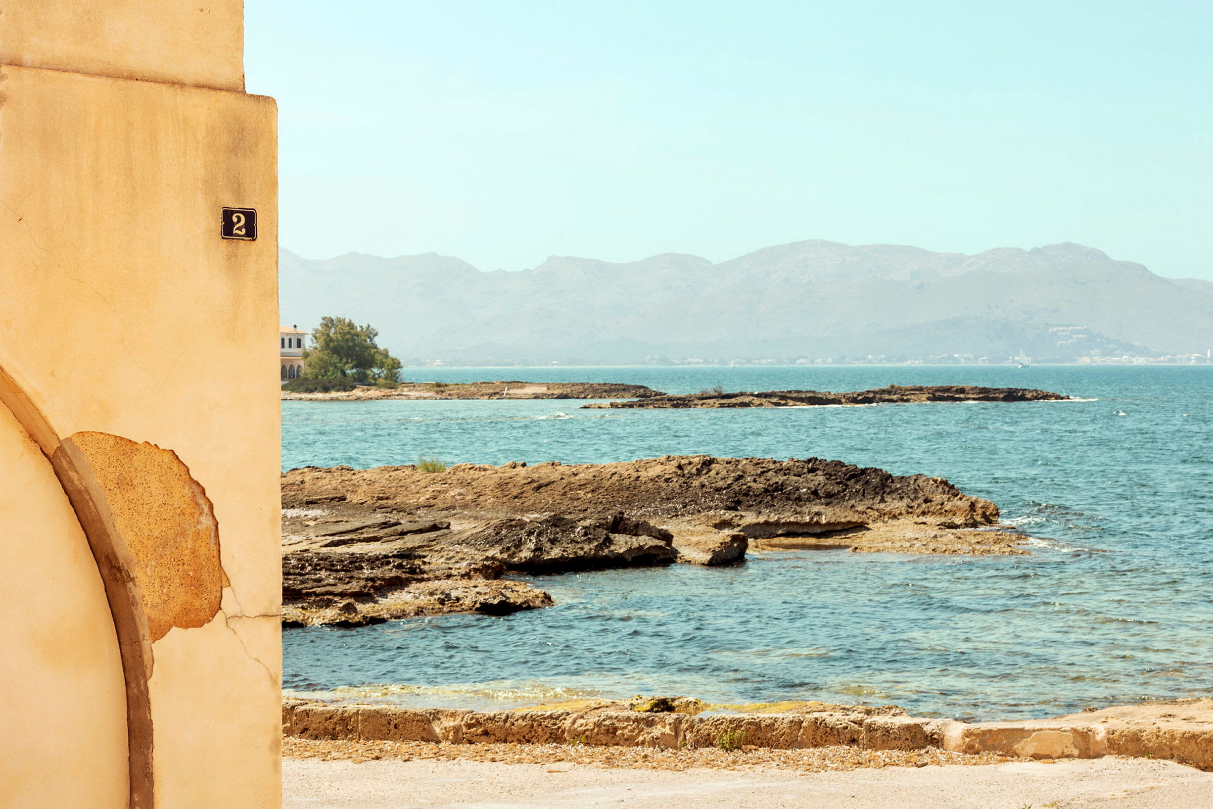 Strandpromenaden Avenida Camp del Mar, cirka fem minuter från Sunprime Pollensa Bay