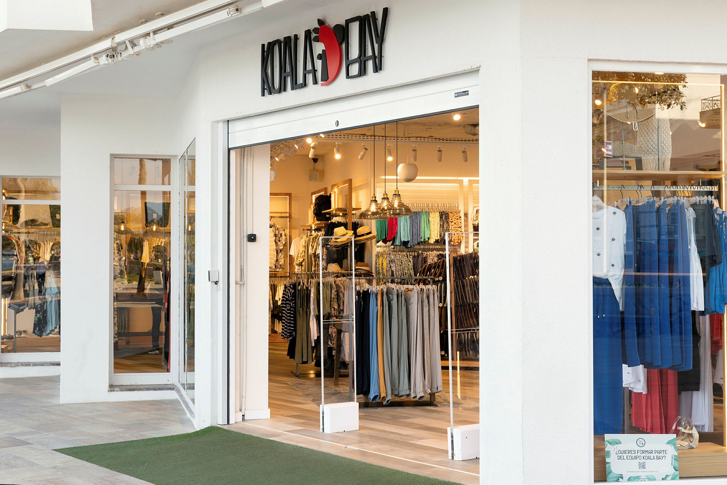 Entré till en klädbutik med skylt Koala Bay. (AI-genererad text)