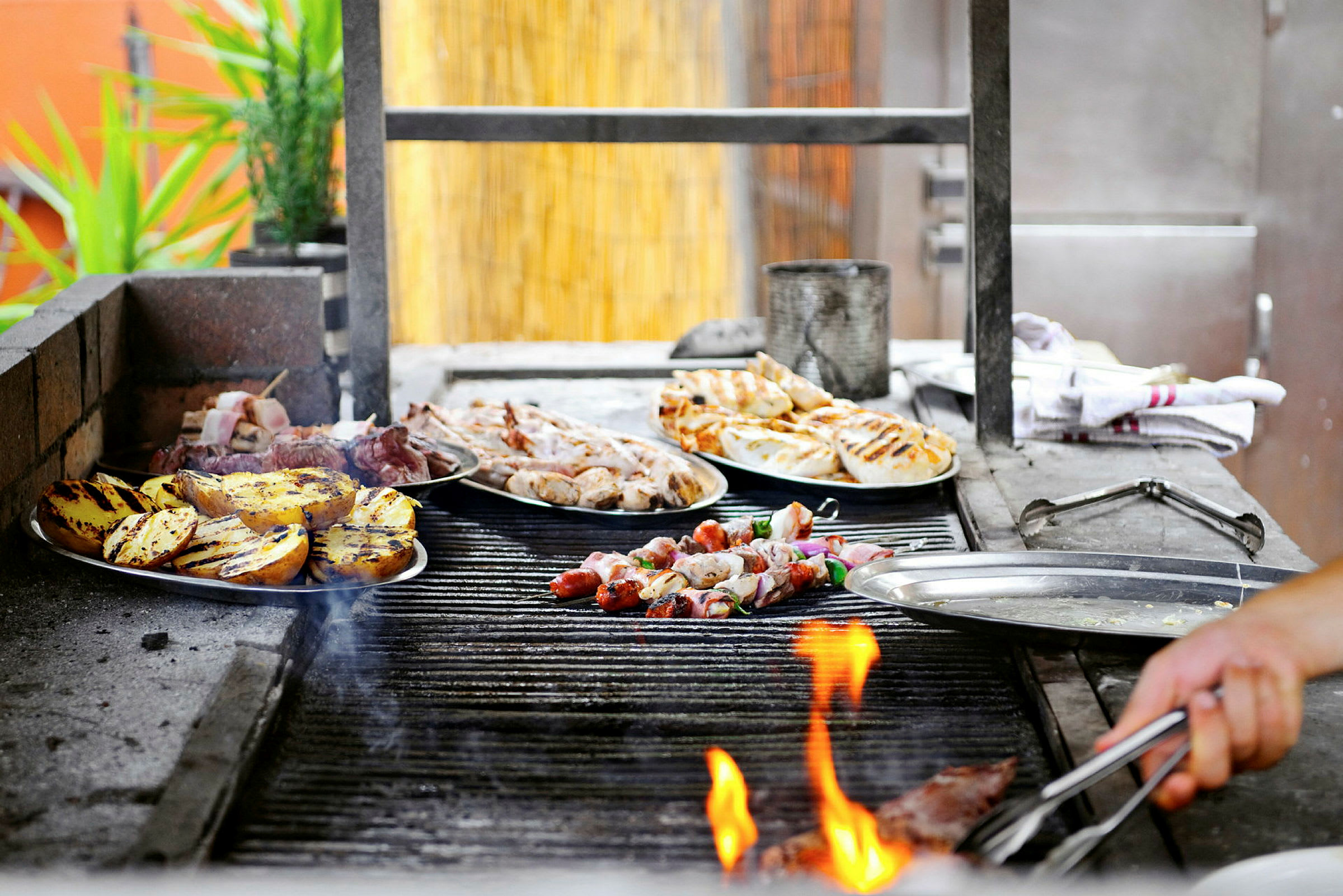 Grill med olika maträtter på fat och spett. (AI-genererad text)