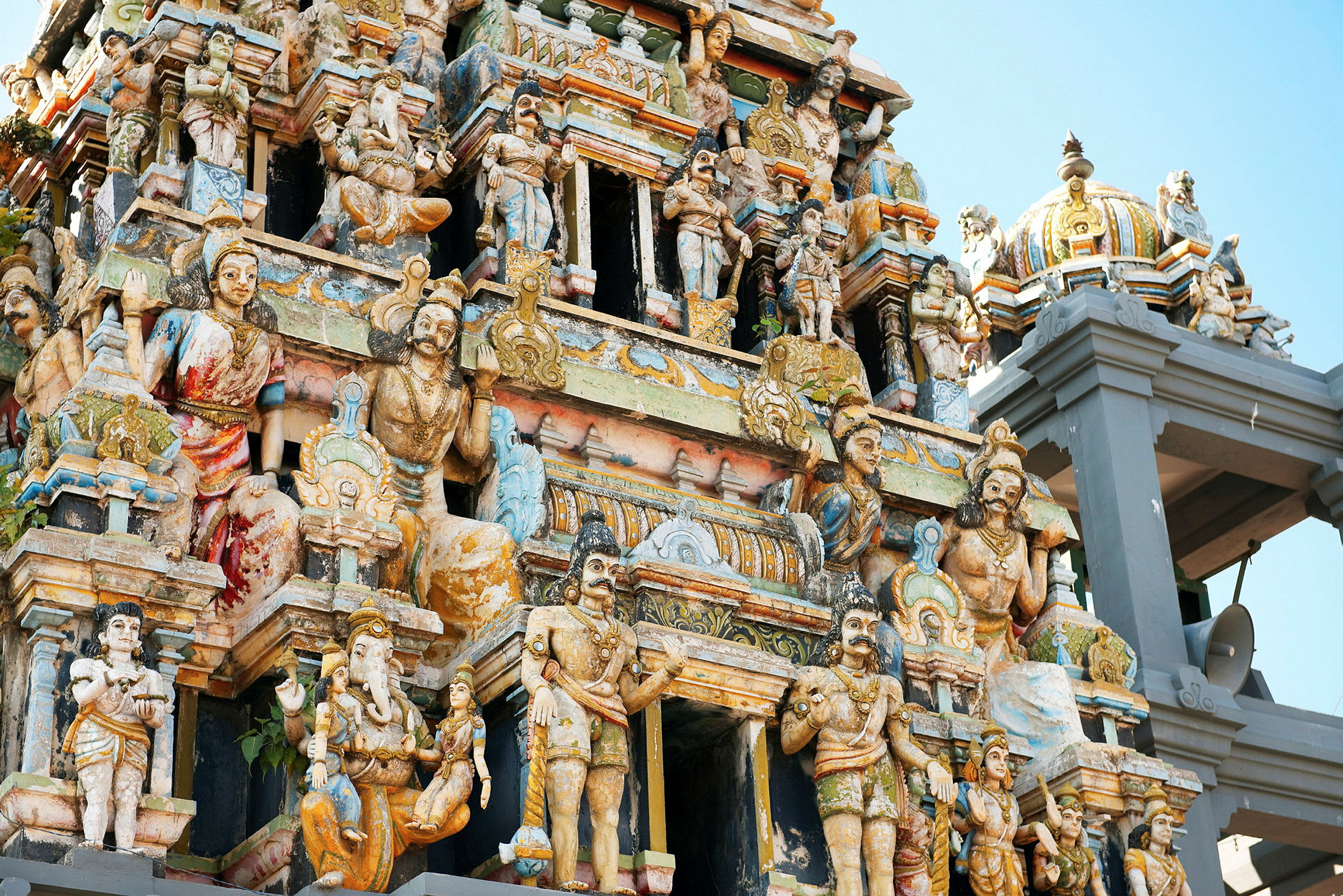 Detaljerad skulpturprydd fasad av ett hinduiskt tempel. (AI-genererad text)