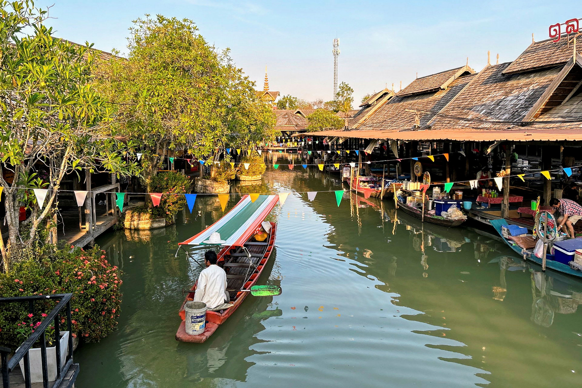 Vy över en flytande marknad i Bangkok