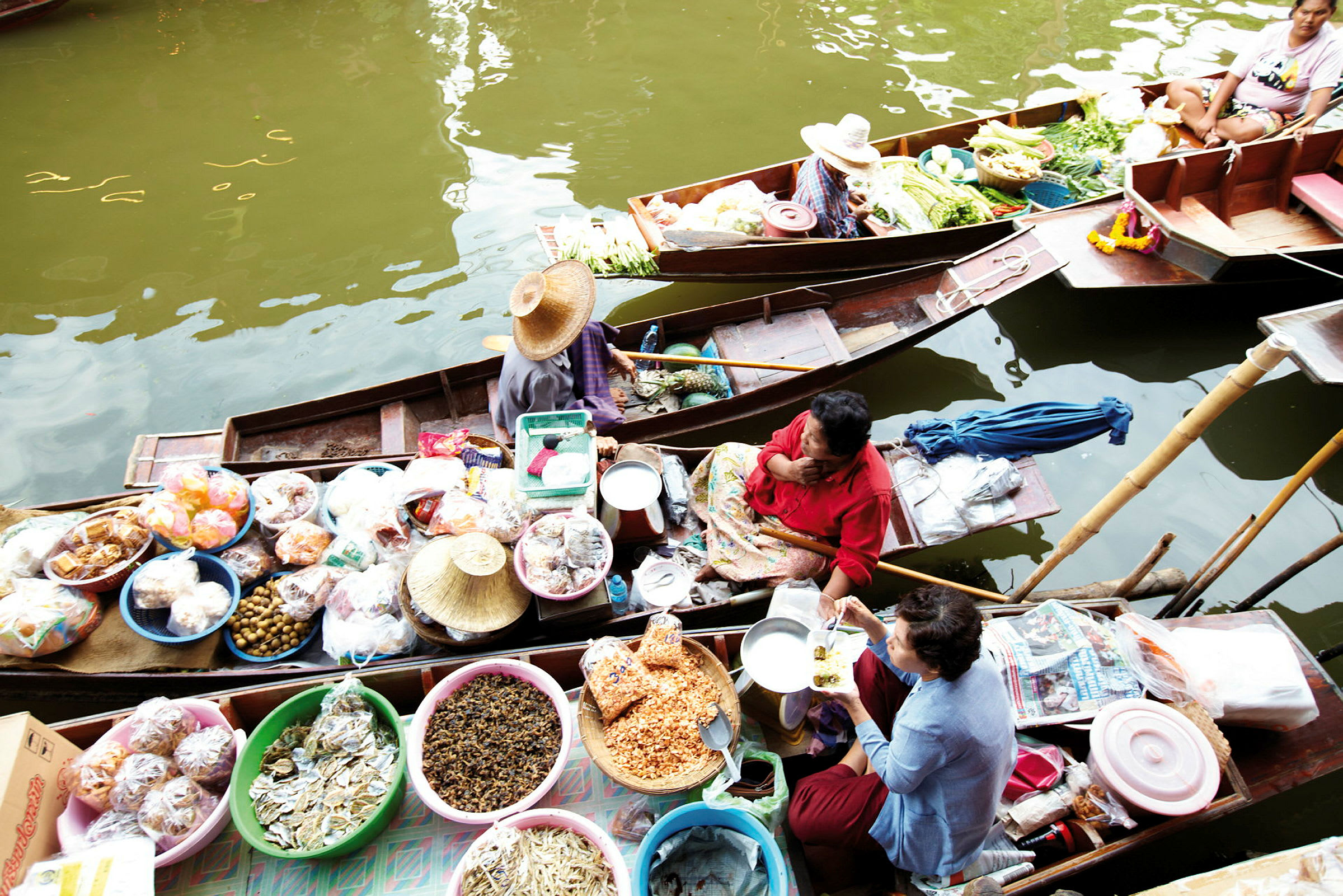 Båtar fyllda med varor på Damnoen Saduak Floating Market
