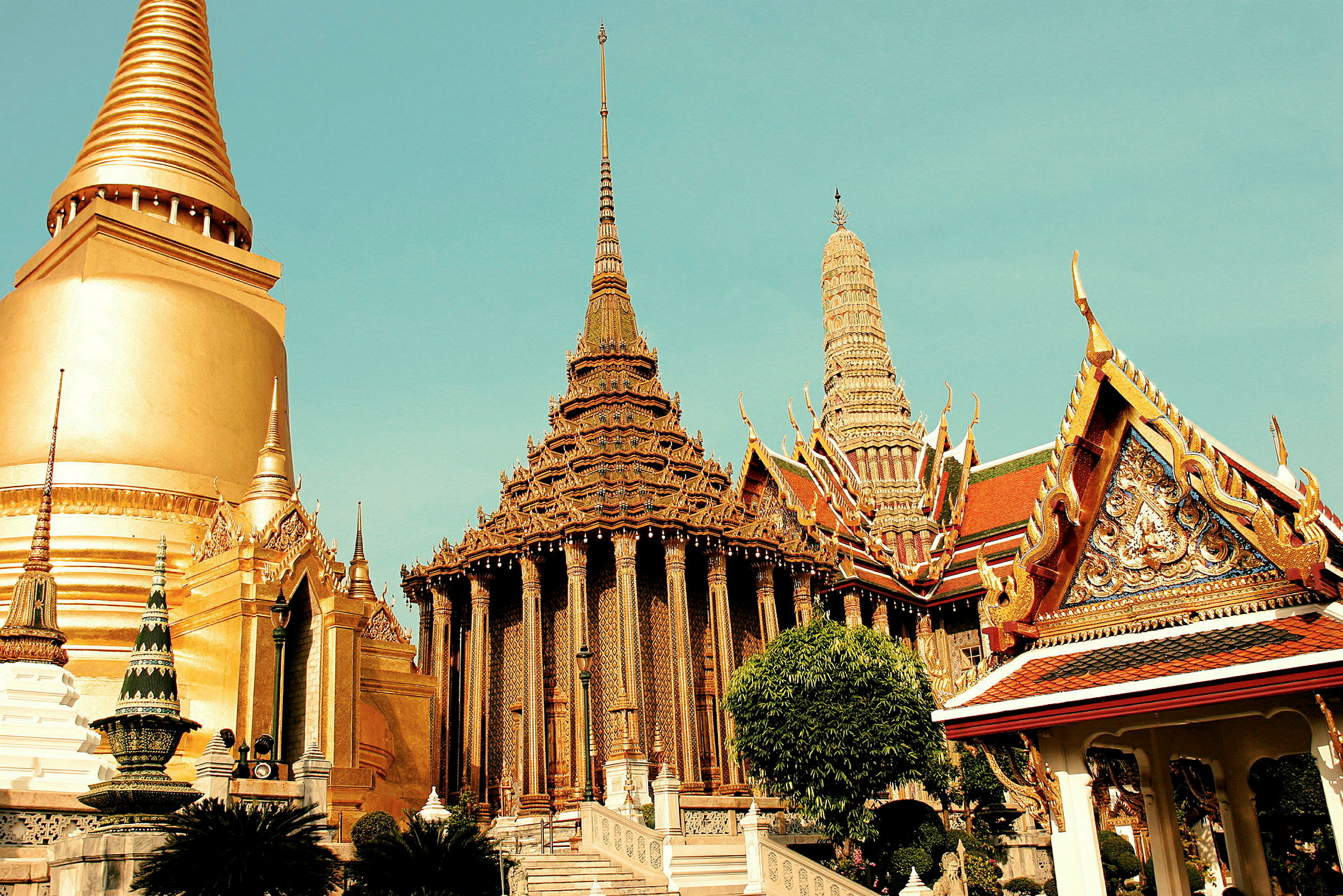 Bild av en thailändsk templestruktur med detaljerade dekorationer och gyllene spiror. (AI-genererad text)